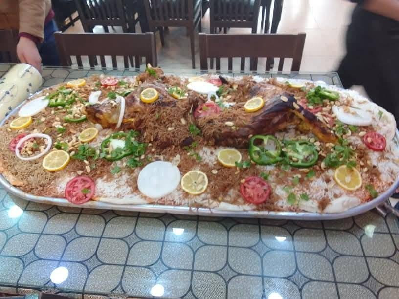 السلام عليكم طباخ شرقي وخلفه مشاوي متفرغ للعمل شغل مضبوط خبرة 8سنوات مشتغل مطاعم سياحية وشعبية ***********
