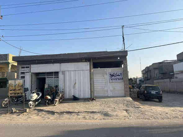 دار للبيع تجاري 
السعر تم تنزيله من 230مليون الئ 210مليون 
وبي مجال بسيط خدمات كامله 
المساحه 210متر طابوزراعي سند25
ع/حله بكرلي سنتر عل الشارع مقابل قاعه ابوبسام
يحتوي علئ محلات عدد 2 
وكراج سياره كبير 
ملاحظه/الدار ارضيه مرمر 3 سنتيم درجه اولئ
الدار غرفتين نوم وكلدور واستقبال ومطبخ وصحيات داخليه وخارجيه 
للاستفسار الاتصال على ارقام المكتب 
***********
***********
