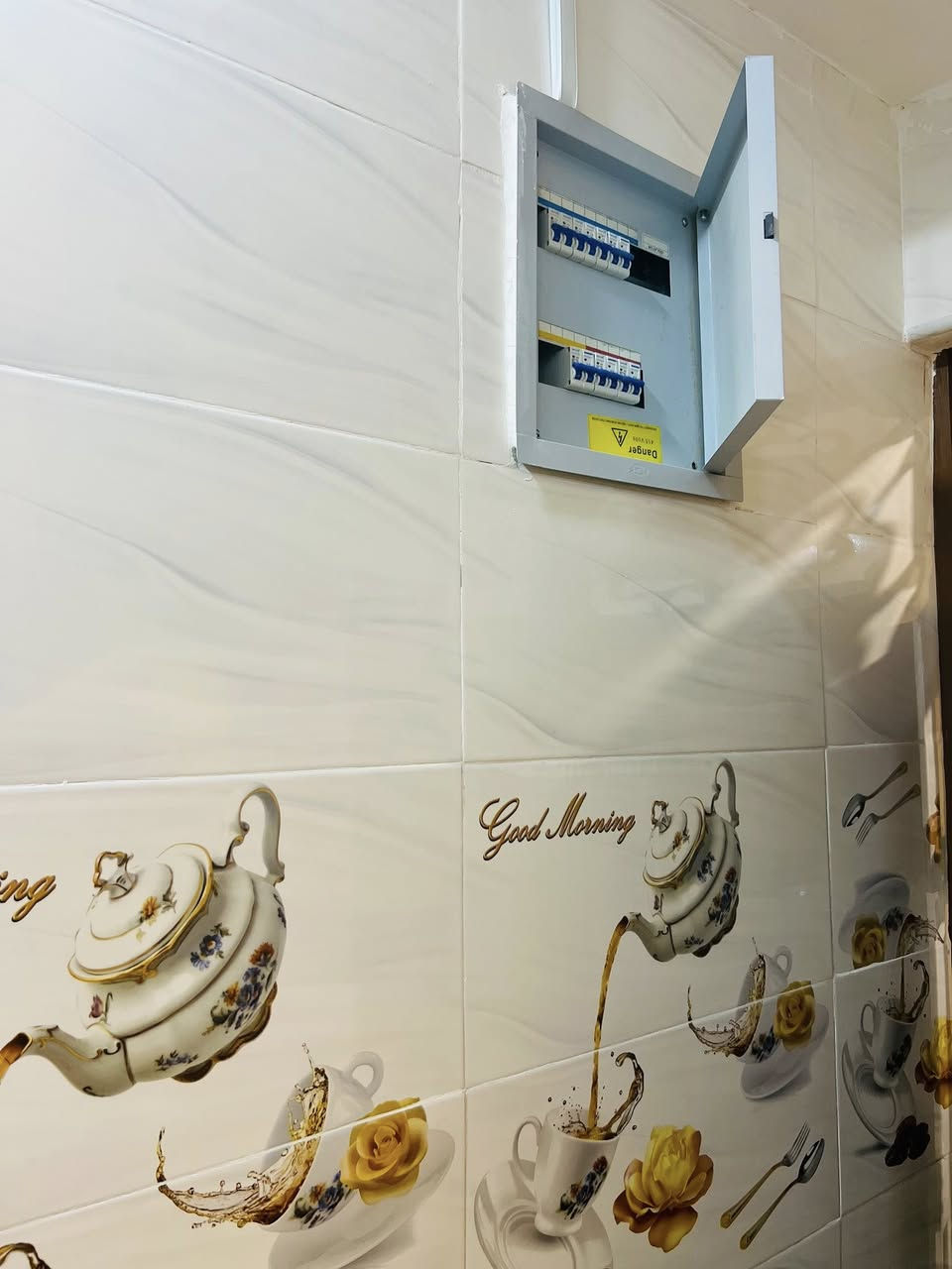 السلام عليكم
بيتين للبيع مساحة الواحد ٨٠ متر طابقين بناء جديد 
الخريطة الأرضية غرفة ومطبخ حار وبارد واستقبال وتخاريج
والطابق الاول سويت (غرفة وحمام) وصالة 
السقف للطابقين صب كونكريت
المكان شارع المطار القديم (ساحة ناجح احمود سابقا)
سعر الواحد ٣٨ مليون 
للاستفسار ***********
