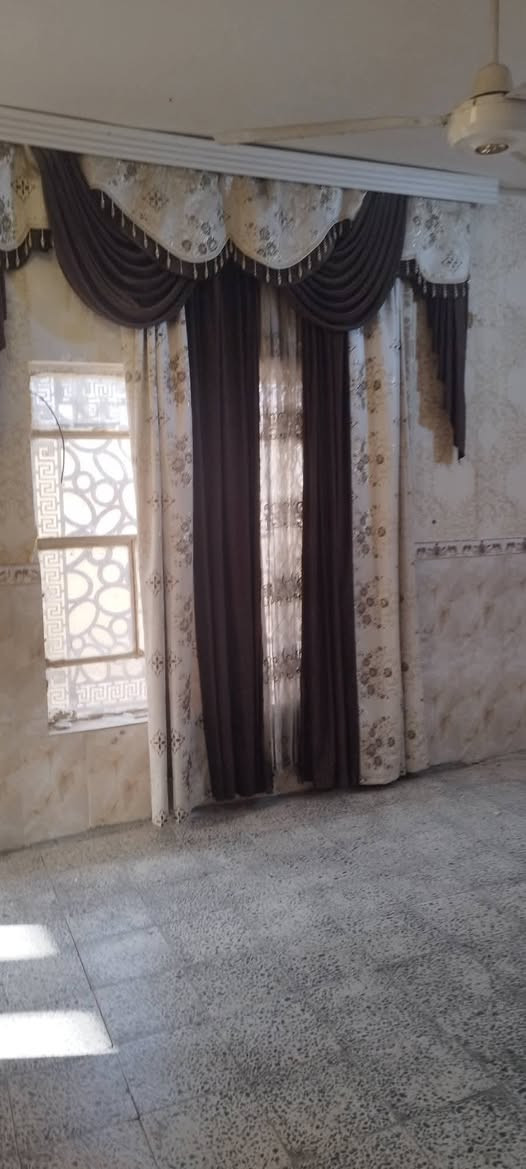 دار 300 م للايجار  حي النصر طابقين 4 غرف نوم صالة استقبال مطبخ صحيات حديقة
***********
***********
