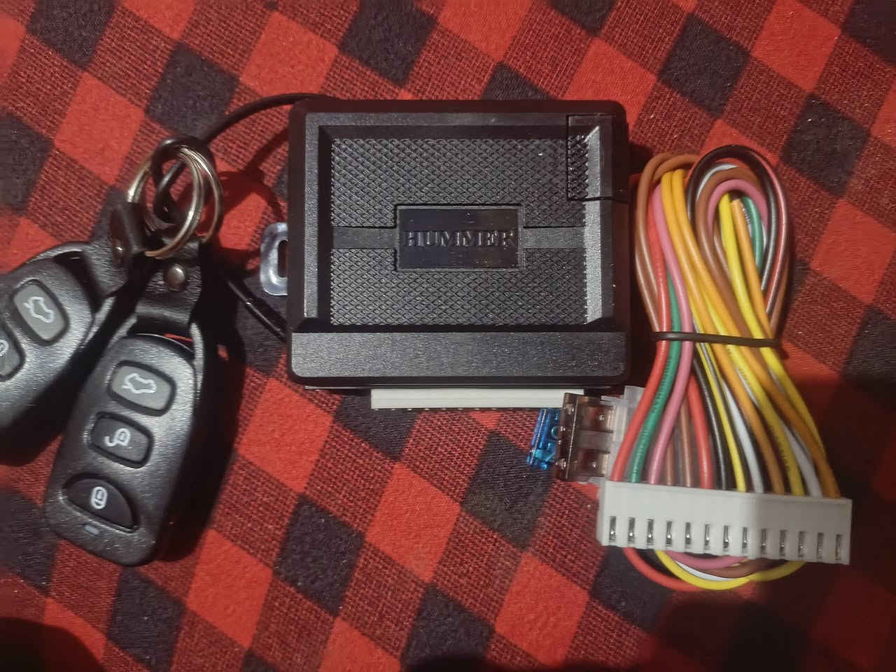 جهاز سنتر لوك (فتح وقفل عن بُعد) للسيارات - ماركة HUMMER 🔥

ارتقِ بصلابة وسهولة استخدام سيارتك مع نظام القفل المركزي العالي الجودة! 🚗🔑

✨ المميزات:
تحكم كامل عن بُعد: قفل وفتح الأبواب بنقرة زر واحدة.
فتح الصندوق (الجنطة): زر خاص لفتح الصندوق الخلفي بسهولة.

ريموتات حديثة وعملية: يأتي مع ريموتين تصميم أنيق ومتين.

طقم كامل: الجهاز الرئيسي (العقل) + ضفيرة وايرات مع فيوز حماية + 2 ريموت.
يركب على أغلب أنواع السيارات.

📦 الحالة: جديد بالكرتونة (كامل الملحقات)
💰 السعر: [ مفرد 25 -] 
ملاحظه الكمية المتوفره عدد 15 فقط الي يحب يشتريهن كلهن على 20

📞 للطلب أو الاستفسار واتساب : ***********
او راسلني على الخاص
