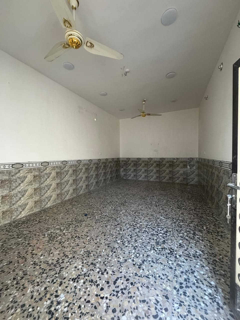 دار للبيع المكان خلف مجمع الرحاب في شارع المضيف يتكون من طابق ونص بناء حديث  بيت كامل من كلشي 
مساحة البيت 186متر ركن شارع رئيسي 12 والفرعي 10 
طابو زراعي 
السعر 55 
او مراوس بقطعه
للاستفسار ***********
***********
