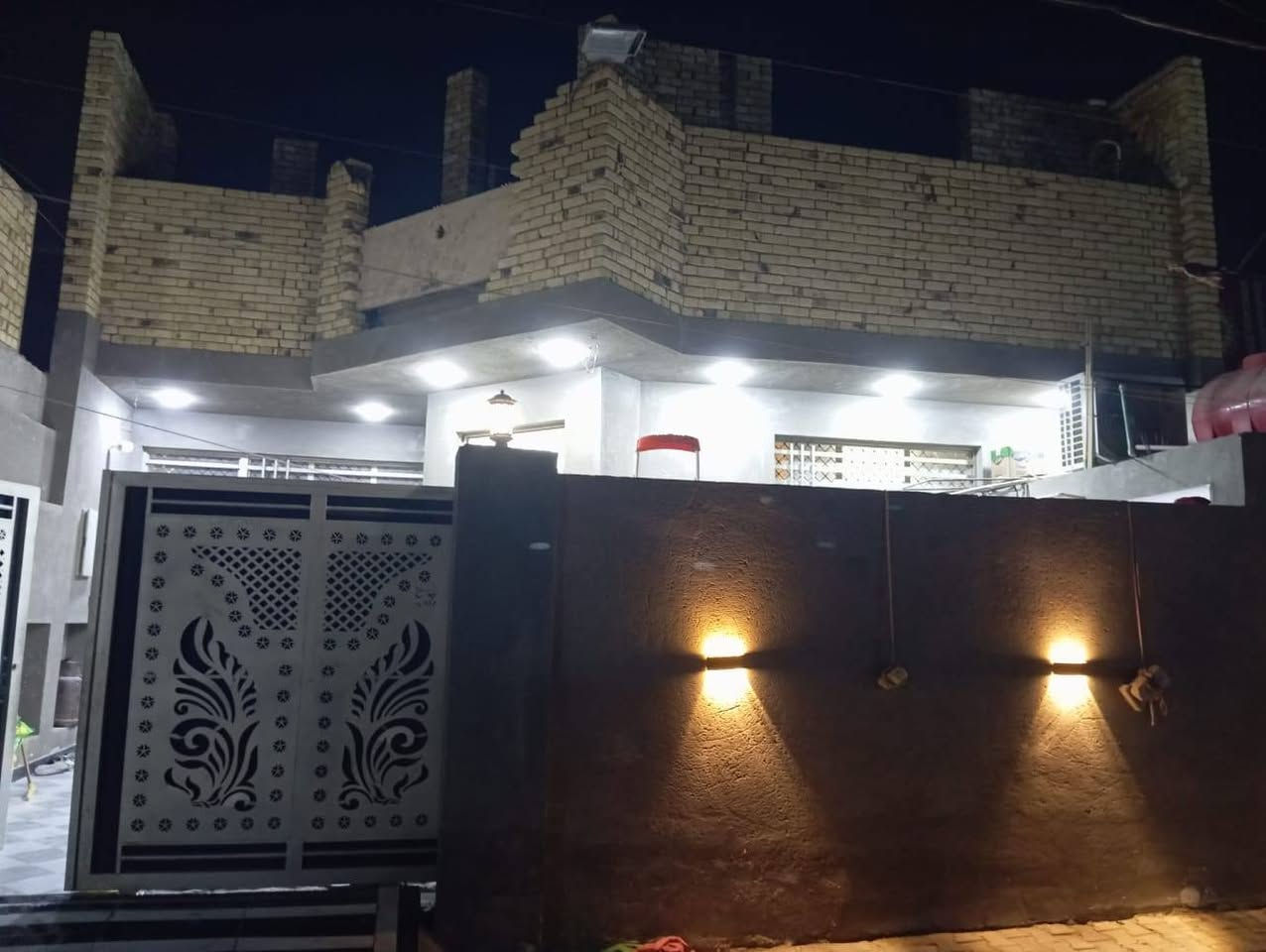 البيت بناء 25حديث طابقين الطابق الاول كامل والطابق الثاني هيكل غير مسقف يعني عوزه بس صب خدمات كامله بين شارع الكفاح وبين شارع أبو الفضل قريب على المدارس الابتدائية والمتوسطة والمدرسه الصنيه شارع 11متر رقم القطعه 1716المساحه 200متر
مطلوب إسكان 40مليون
الاستفسار الاتصتل
***********
