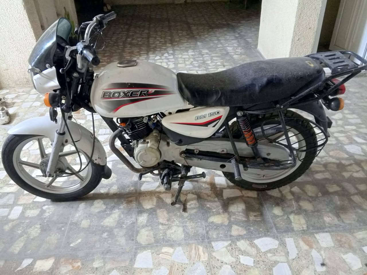 السلام عليكم
بوكسر موديل عشرين نظيفه ومال ع باب الله مو تتكشخ بيها ب منصور مال ناس تريد تشتغل السعر ٨٥٠بيها مجال قليل 
مكان درويش اوراق سكنر 
***********
