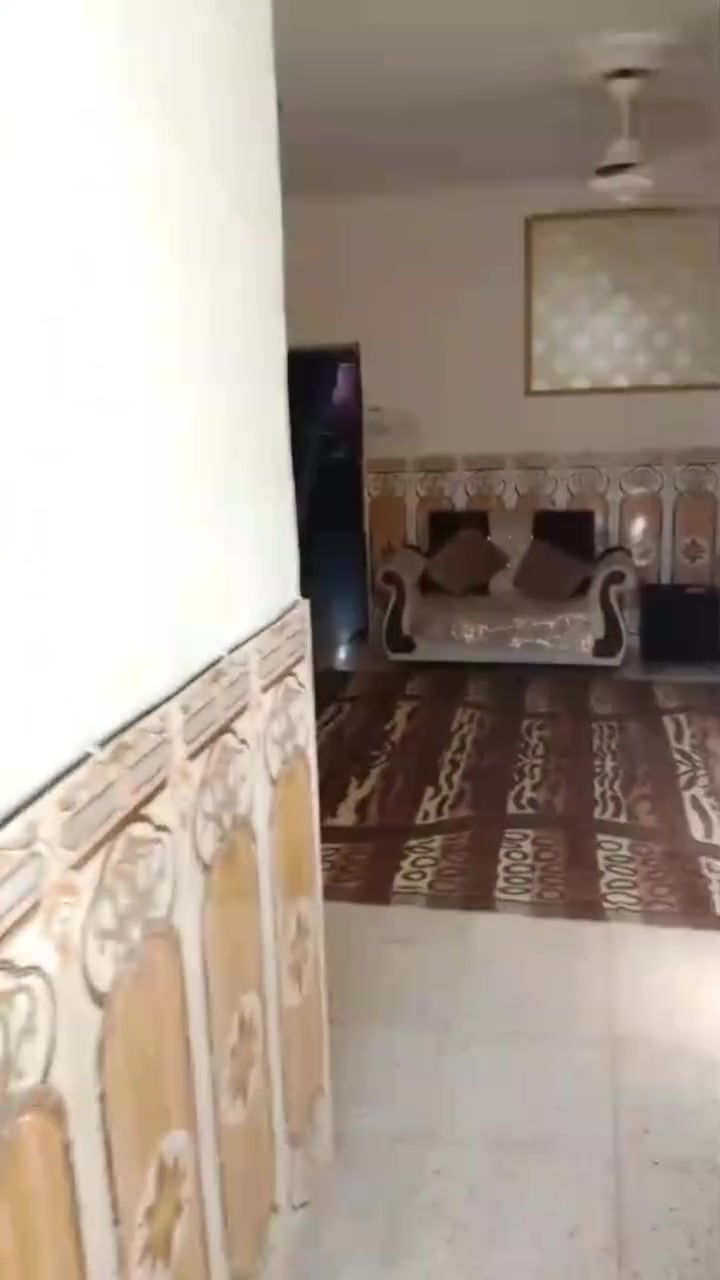سلام عليكم من رخصة الادمن بيت في منطقة الدورة كفائات الصحة المنطقة كاملة خدمات مي + مجاري + كهرباء من عدا التبليط البيت ملك صرف زراعي 
مساحة البيت 168 واجهة 7 نزال 24
يتكون البيت من طرمة+ مطبخ +غرفة خطار +حولي+ومنور حمام داخلي+ وحمام خارجي + غرفة نوم + سطح ناصي وسطح عالي البيت يشهد اللة كامل من كلشي وميعتاز اي شي 
الاستفسار 
***********
