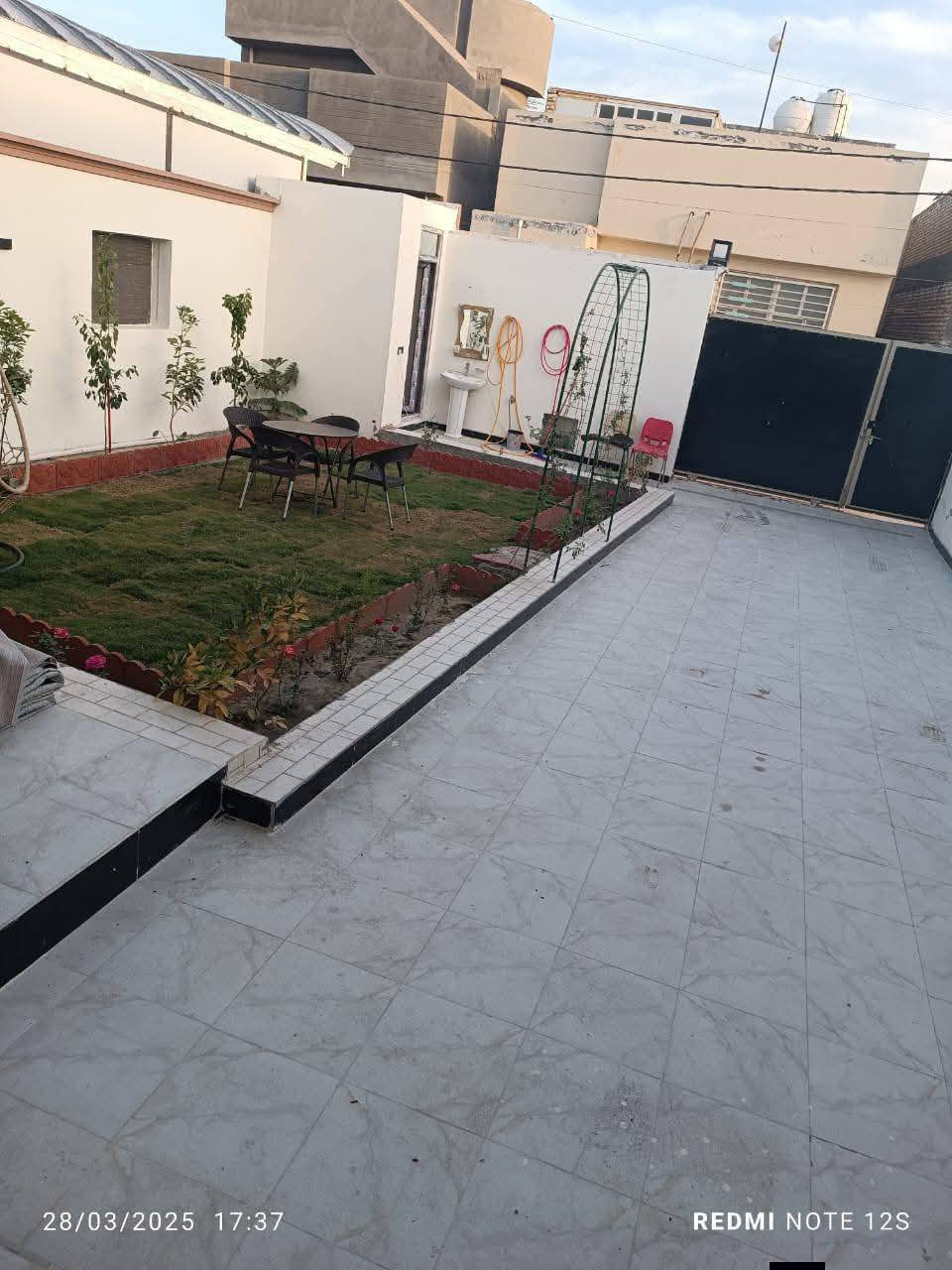 يا الله  اللهم صلِّ على محمد وآل محمد بيت للبيع طابو زراعي سند 25 الجمعية  شارع اسد الله الغالب مساحة 250متر واجهة 9 نزال 27 يتكون من استقبال كبير وصالة ومطبخ ومنور وصحيات عدد 2 وغرف عدد 3 بالطابق الارضي 2 وغرفة وبيتونة بالطابق الاول مع سطحين شتايكر بناء طابوق جمهوري بناء درجة اولى مقابل البيت ظهر بيوت ماكو جيران مقابيل البيت  موقع ممتاز مع كراج سيارتين طول 13متر وحديقة 10متر للاتصال بصاحب البيت مباشر اني صاحب البيت   ***********
***********
