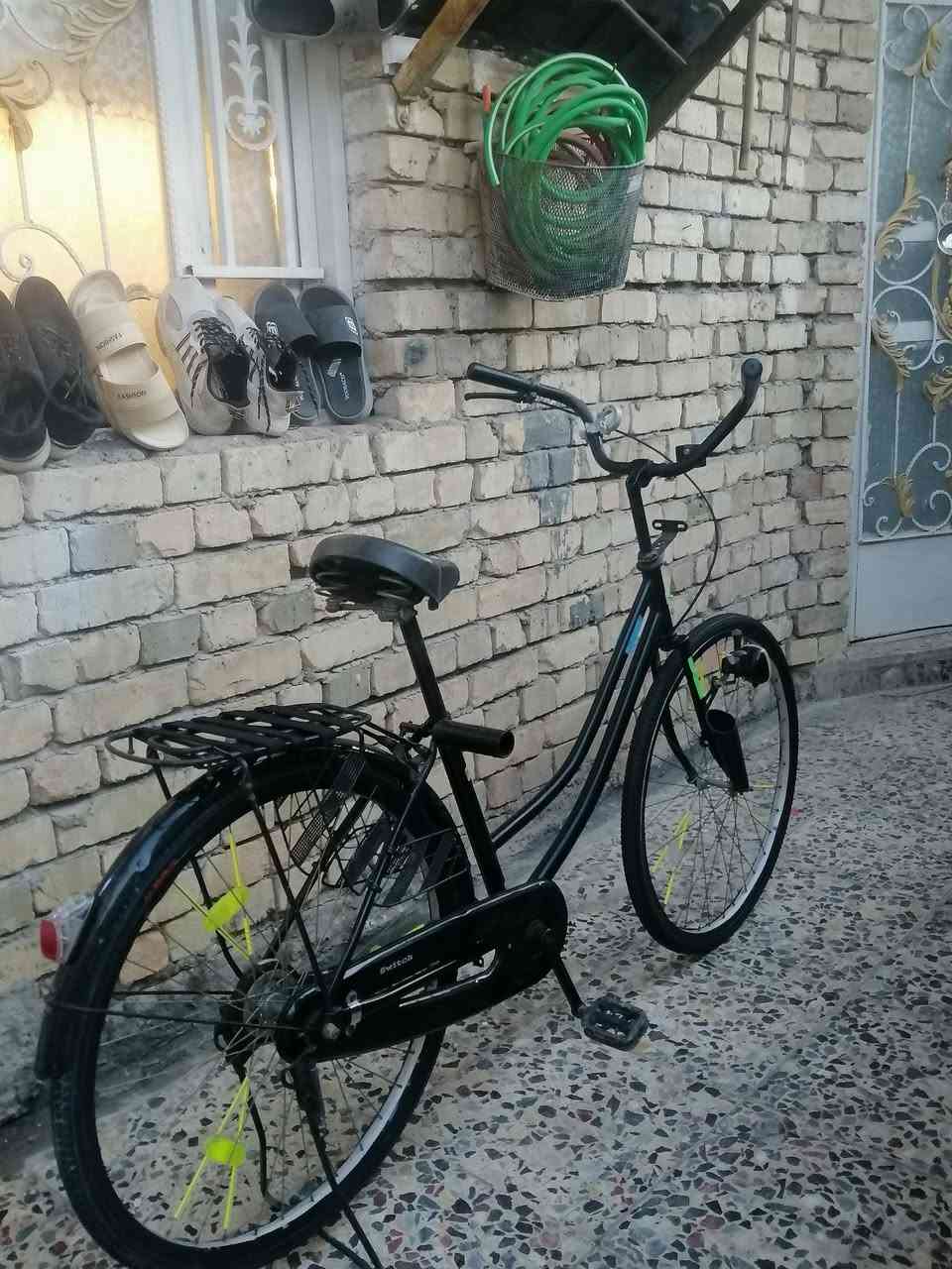 سلام عليكم بايسكل بناتي للبيع لون اسود حجم ٢٦ موديل ١٦ بايسكل نضيف كامل مكمل جاملغه موجود بريكاته سعره ٩٠ وبي مجال للطيبين💓 مكان بغداد الشعب متواجد خاص لاستفسار رقم ***********
