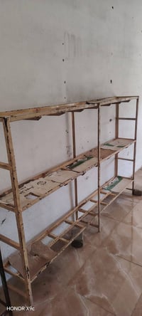 ميز  لخزن الأغراض الطول مترين 2cm العرض متر و30cm  07502354626