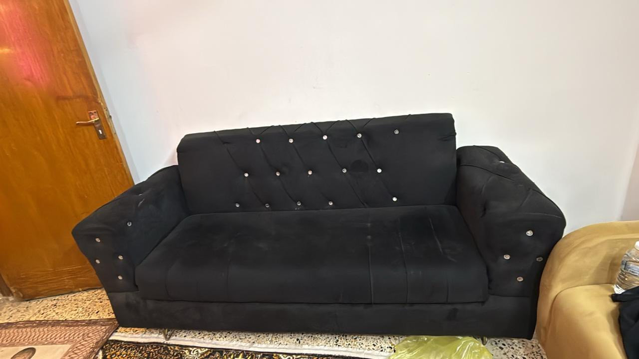 ً
تخم 8 مقاعد 
كراسي عدد 2 لون خردلي 
قنفه عدد 2 لون اسود 
مكاني بغداد 
السعر 250 
***********
