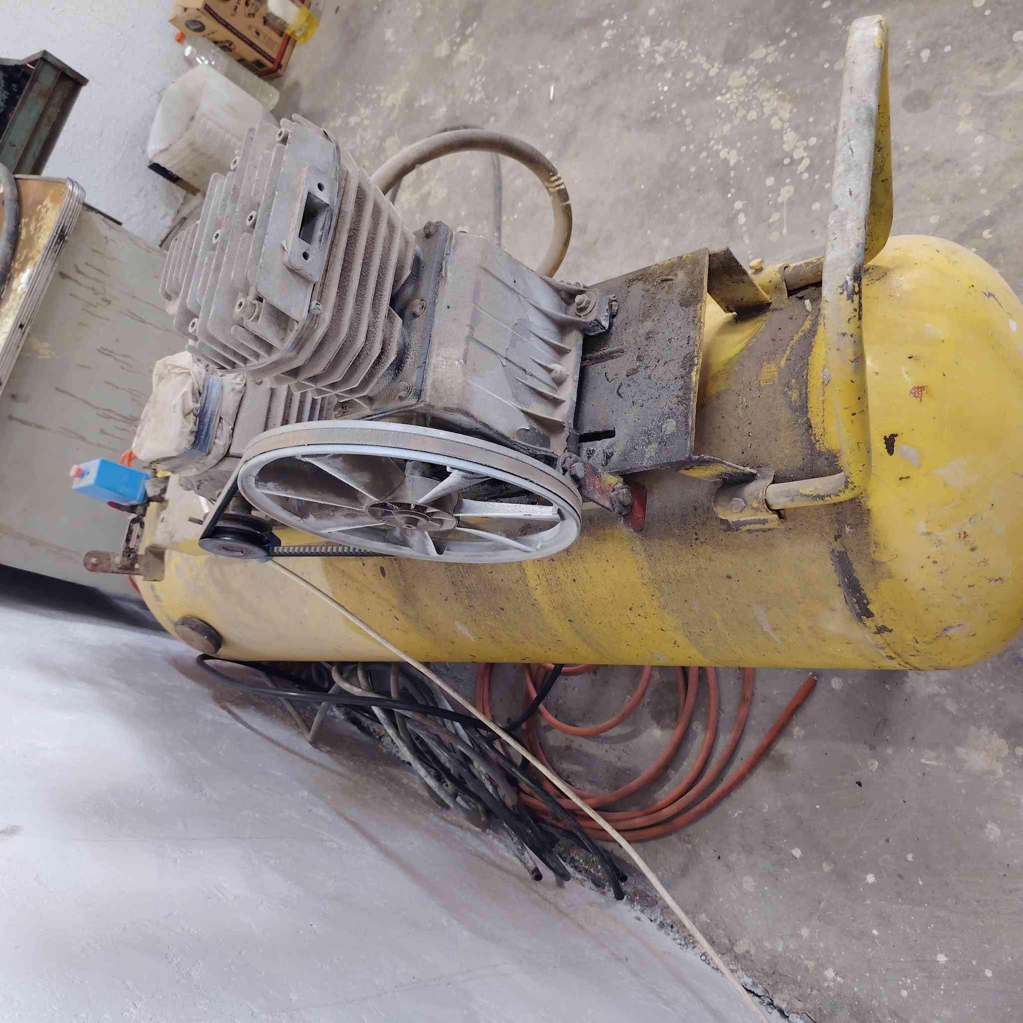 سلام عليكم للبيع كمبريسر حجمه 250لتر كلشي مابي شغال وكامل مكانه نجف سعر 250وبي مجال 
***********
