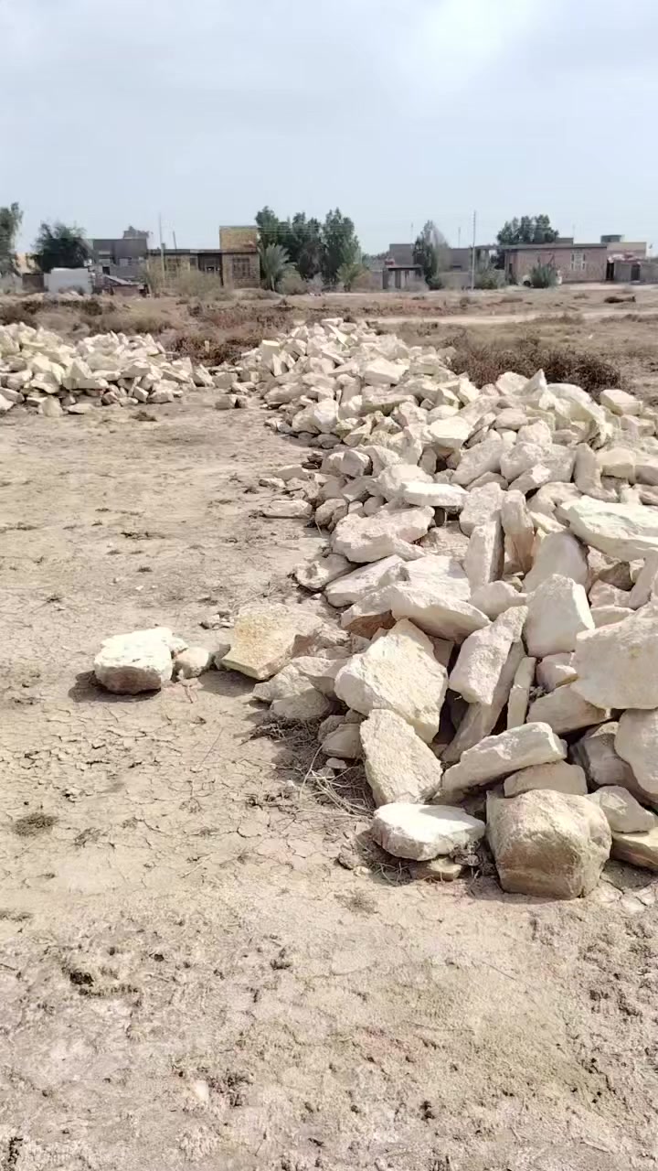 السلام عليكم 
قطعة ارض للبيع بنزلت الحداديه مساحه 225 وبيه 20 سيارة حجر وبيه ماي وكهرباء السعر 15 للأستفسار اكثر اتصل ***********
