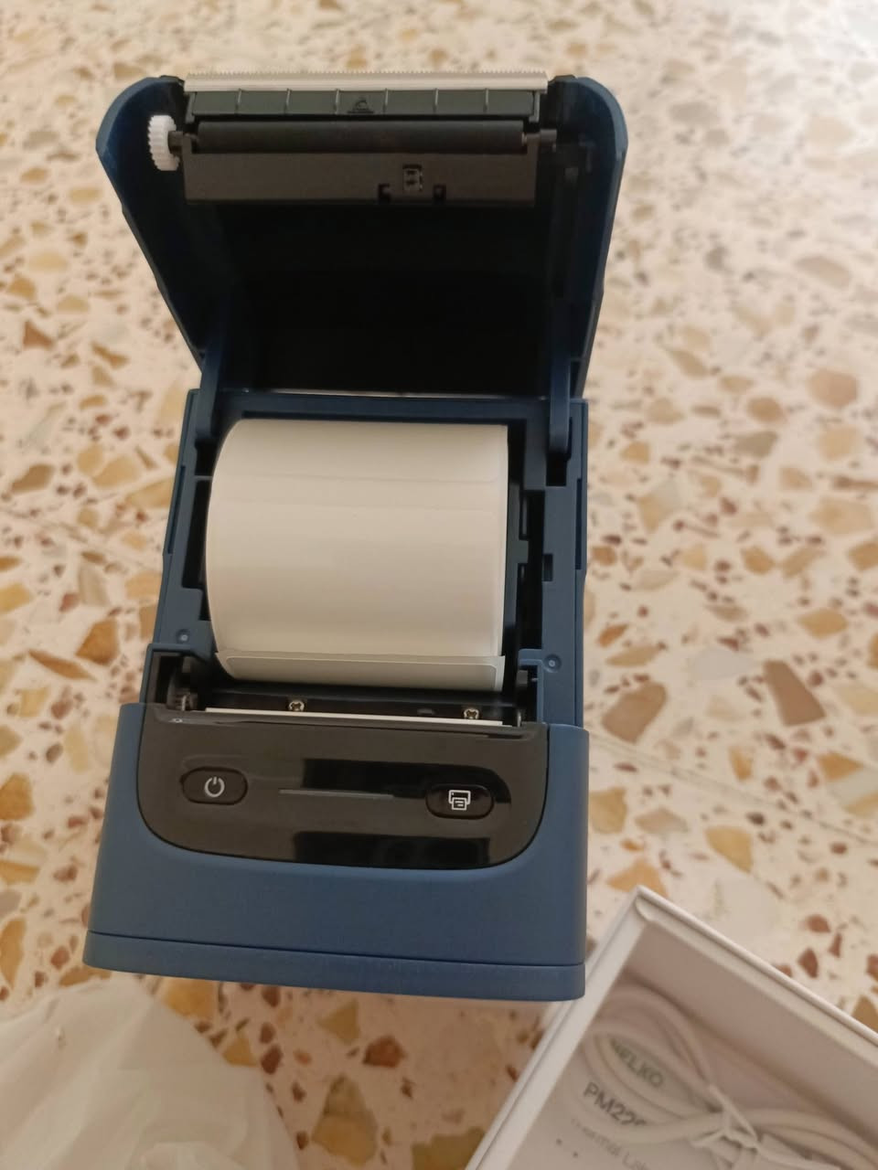 هذه الصورة لآلة صنع الملصقات المحمولة من نوع Nelko PM220.تتميز الطابعة بتقنية البلوتوث للاتصال بالهواتف الذكية وأجهزة الكمبيوتر.تستخدم الجهاز تقنية الطباعة الحرارية، مما يعني أنها لا تحتاج إلى حبر.


**إذا كنت صاحب هذا الإعلان وتريد حذفه لأي سبب، رجاءا أرسل رسالة إلى الدعم الفني**