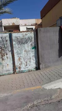 توجد شقه طابق ارضي للبيع سعرها ٢٢ وبيها مجال قليل للتواصل على رقم واتس...