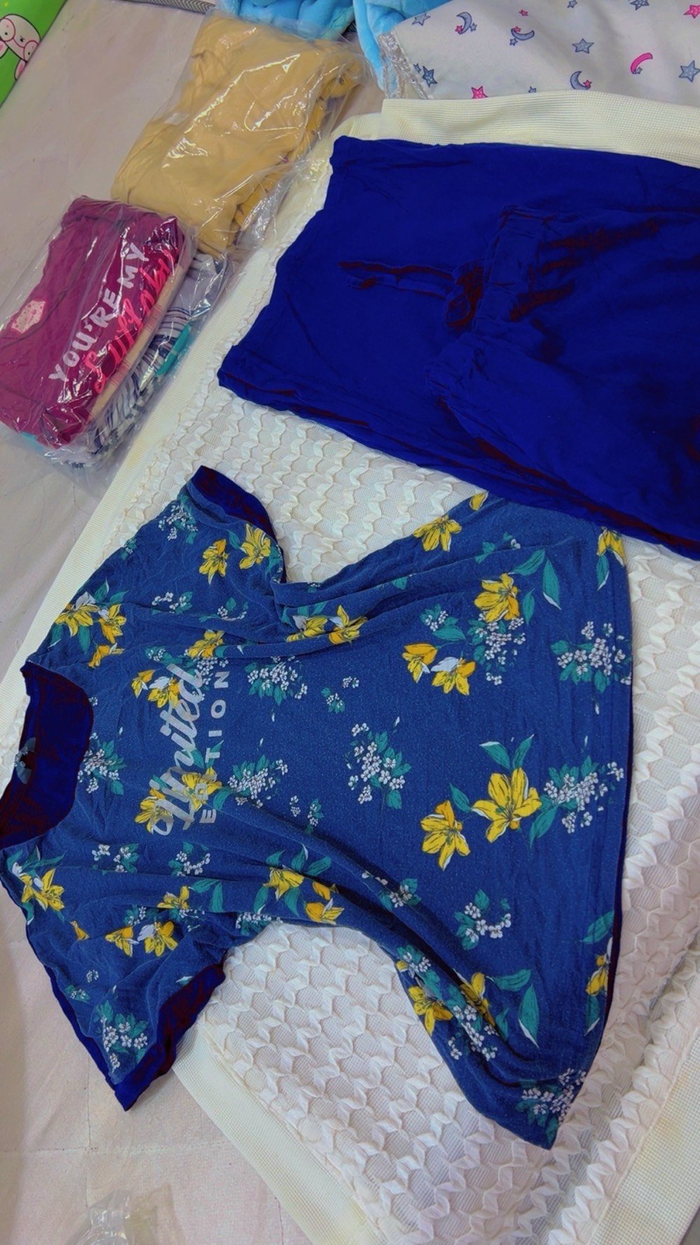 
ما هي الأحجام المتوفرة في هذه المجموعة؟: 
 تراكات بناتيه مختلف الاحجام
أين موقعك حاليًا في العراق للتسليم أو الاستلام؟: 
البصرة تنومة
هل تتوفر خيارات لتوصيل الطلبات؟: 
متوفر توصيل
كم هو السعر لكل قطعة أو للمجموعة كاملة؟: 
القطعه ب٣ والمجموعه ب٣٥ 
هل يمكن شراء قطع منفصلة من المجموعة؟: 
اكثر من ٣ تراكات احسبله التراك ب٣ 