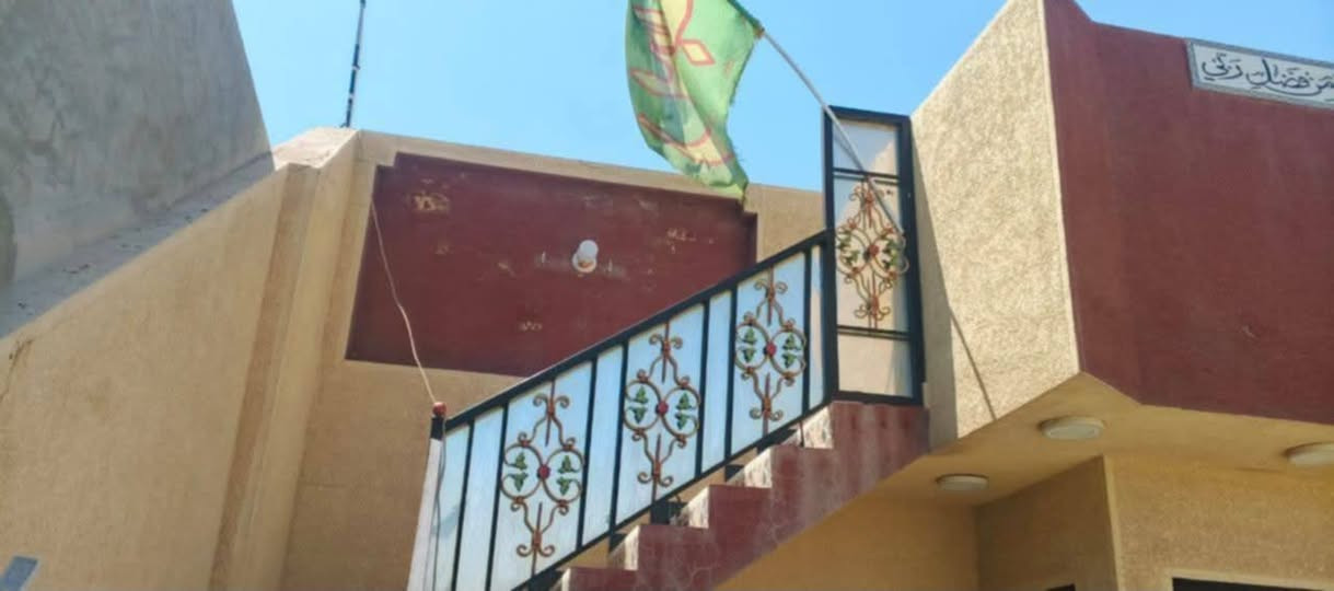 🏡 منزل للبيع - حي الربيع (بناء حديث - فول مواصفات)
المساحة: 160 متر مربع
عدد الطوابق: طابقين
العنوان: حي الربيع - خلف السايدين (نواب ضباط)
📋 تفاصيل التقسيم:
 الطابق الأول:
 كراج سيارة
 استقبال
 صالة كبيرة
 مطبخ
 غرفة نوم
 صحيات
 الطابق الثاني:
 صالة كبيرة
 غرفة نوم
 بيتونة
 مخزن
📞 للتواصل والاستفسار: ⁠***********
السعر 145
