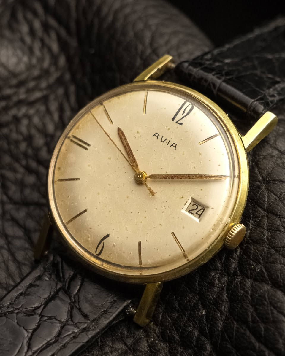 من حقبة الخمسينات من القرن العشرين أنتجت العلامه التجاريه الشهيره آڤيا أحد اجمل اصداراتها الكلاسيكية بتعقيده التاريخ
مع عباره مكتوبه على ظهر الساعه مهداة العائله بمناسبة عيد زواجهم 21
نوعا ما تعطي طابعا تاريخيا مميزا 

🕟 ماكنه سويسريه اصليه تعمل بنظام اللف ( ميكانيك مانول) وتأتي ب 15 جوهره
🕟 تشطيب بسيط على التروس يعطي جماليه المعدن المستخدم في
 ذلك الزمن 
🕟 كيس الساعه مغلف ذهب 10k مختوم على أحد الجوانب

🕟 ميناء جميل جدا مع أثر قدم يعطي طابعا مميز لمظهر الساعه 

🕟 عقارب على شكل ( ستك ) مطليه ذهب 

🕟 نافذه لعرض التأريخ مع وقت دقيق ومضبوط

🕟 سير جلد طبيعي براند كوجي اصلي  مستبدل 

🕟 قطر الساعه 35mm مع التاج 36mm والساعه شبه قشطه

🕟 خدمه توصيل متوفره لجميع محافظات العراق 
#اكسبلور
#ساعات_رجاليه #vintagewatch #سيكو #rolex


**إذا كنت صاحب هذا الإعلان وتريد حذفه لأي سبب، رجاءا أرسل رسالة إلى الدعم الفني**