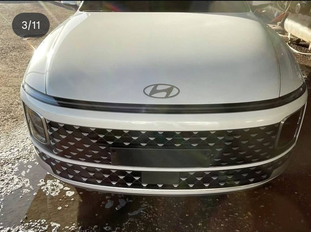 🚘 هيونداي أزيره جراندور 2023 – وارد كوري .  رقم قادسيه بأسمي
🔹 الوقود: تعمل على الغاز (اقتصادية جداً)
🔹 محرك 3600  6 سلندر 
🔹 ناقل الحركة: أوتوماتيك 8 سرعات 
🔹 الدفع: أمامي
🔹 الوارد: كوري 🇰🇷
✨ المواصفات:
تصميم خارجي فخم وعصري كما موضح بالصوى 
داخلية جلد 
تحتوي على ثلاثة شاشات  مع نظام ترفيه حديث
تحكم بالمقود + كروز كنترول
نظام تشغيل ذكي عن بُعد  (بصمة / زر) و ترحيب 
تكييف قوي قطعتين تحكم لمس . مناخ منفصل 
كشن  تدفئه + تبريد + مساج + كهربائي
مساحة واسعة للركاب فهي من فئة السيدان  وصندوق كبير كهربائي
لايت فول زنون 
سايد بريك كهربائي 
رادار 
سيستم كاميرات ( داخلي وخارجي) 
قياده ذاتيه 
سيارة رقم قادسيه دولي  بأسمي 
وباقي المواصفات المتعارف عليه للأزيره

السعر 254$

📌 سيارة تجمع القوة + الراحة + الاقتصادية

📞 للاستفسار الجاد التواصل خاص
***********
***********
مكاني الديوانيه / الحمزه الشرقي
