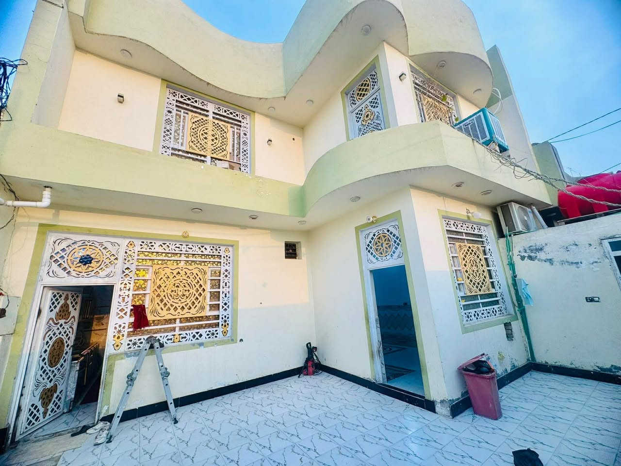 يا الله(   🫡) بيت 🏡 للبيع ( مساحته ٢٠٠ متر طابقين ) مكانه نجف مجمع بيتي مقابيل مجمع لكرار يم حي لنداء مكانه كلش حلو 🤩( وره شارع٦٠ لتجاري ——شارع لبيت ١٢ 🤩)شغل لبيت كله درجه اولئ —-  #لكهرباء بوايري دفن شغل حديث لرضيه بورسلين لدرجه اولئ لثقيل درجه اولئ صب كون كوريت كله شيش ابو 5 لصطح لتجشريف ملبوخه # مطبك شتايكر لدرجه اولئ طابوك جمهوري تئسيس كامرات شبكه ضويه —🤩خطوط مدرسيه 🚌لمدرسه خلفه مباشرتن ماي 💦بل باب لكهرباء ✅يحتوي لبيت عله سته ٤ غرف نوم 🛌 يحتوي لطابق( لول ثنين ٢ غرف نوم 🛌 وصاله ومطبخ وصحيات وصحيات عدد ٢ وكشوفه وستقبال 🤩يحتوي لطابق لثاني اربعه ٢ غرف نوم 🛌 وصاله وصحيات عدد ٢ ومنور خارجي خريطة كلش حلوه 🤩✅( لسعر 140 وبي مجال لشراي) استفسار نتصال او تساب *********** 
***********  📞🧿🧿
