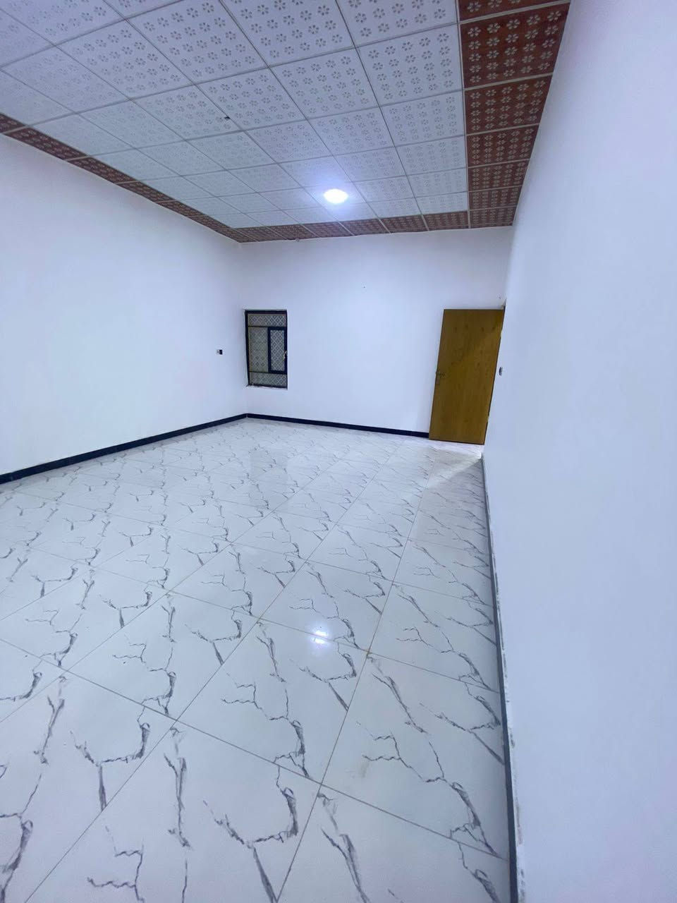 منزل للبيع ٢٠٠م طابو زراعي مكون من كراج سياره وحديقه واستقبال و صاله كبيره ومطبخ وغرفتين مناور عدد ٢ محجر درج المنيوم درجه اولى بناء بلوك درجه اولى سنة البناء ٢٠٢٤ شارع تبليط عرض ١٠متر جميع الخدمات ماء كهرباء جيران نعمه طيبين الجزيره اليوبه الصقر شارع ملعب الخماسي السعر 88 مليون وبي مجال ***********
