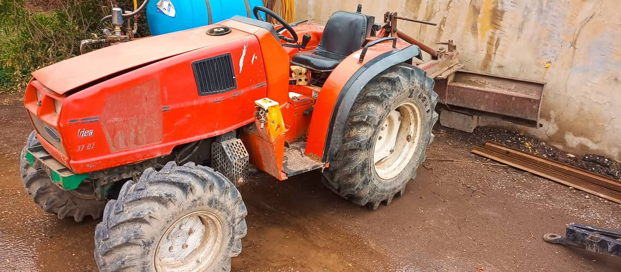 السلام عليكم 
تركتر كولدن نظيفه جدا محرك مجفت جديد مع الملحقات الموجوده بالصور بغداد الطارمية السعر سبعه ملايين وخمسمائة ألف بدون ارقام 
***********
