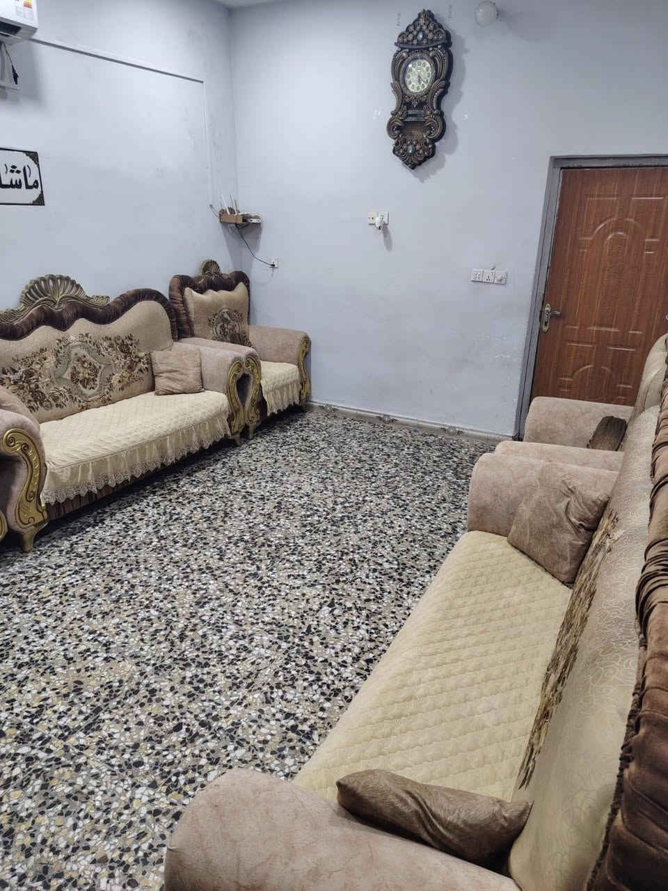 بيت 100 متر بالخطيب الزراعي بالمربع الذهبي طابق ونص الواجهة 7 ونص والنزال 14 يحتوي الطابق الاول على صالة وغرفتين نوم ومطبخ وخدمات وطرمة والطابق الثاني غرفة وحولي وسطحين 
السعر 140 وبي مجال للاستفسار على ***********
