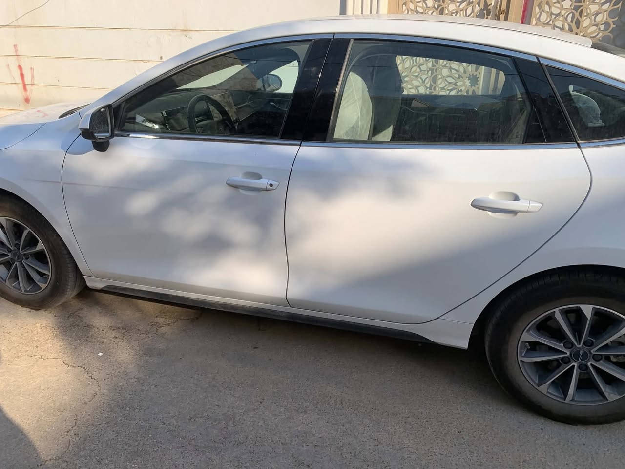 السلام عليكم 
BYD ديستروير
ماشيه 15000 كيلو كفاله عامه
 رقم بغداد باسمي تحويل ثاني يوم
فول مواصفات  
تبريد قطعتين 
شاشه كبيره دواره
 تحكم ستيرن
 سياره لايت زنون عالي ناصي  
عدة سياره كلها موجوده 
عنوان كربلاء الهندية *********** 
السعر 135 ورقه
