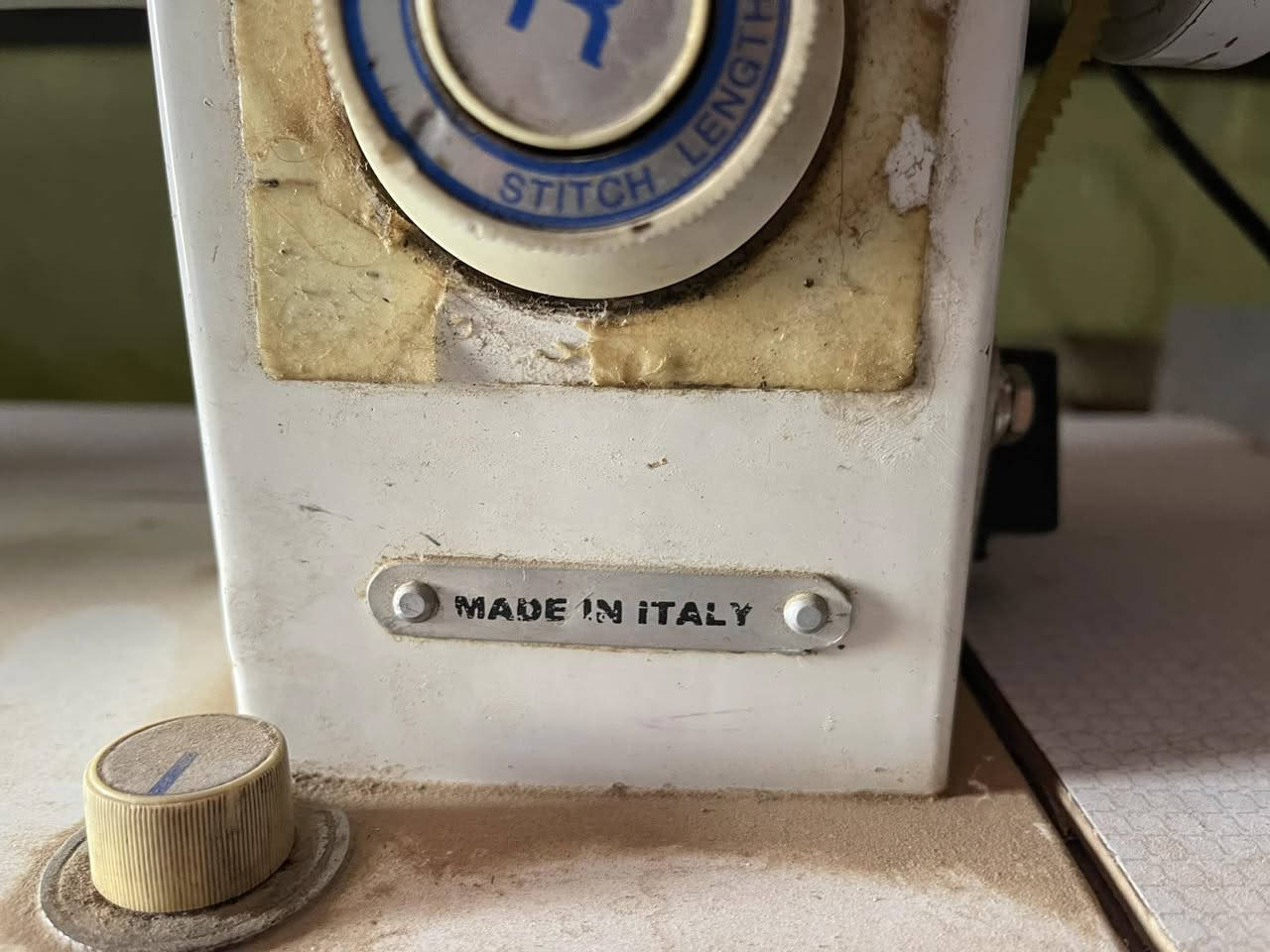 مكينه خياطه هيه والميز  صناعه ايطاليه 
شرط الشغل 40
وثلاجه كونكورد لبناني اصلي حجم الكبير 220
اسعار جدا مناسبه وعفحص
للاستفسار ***********
