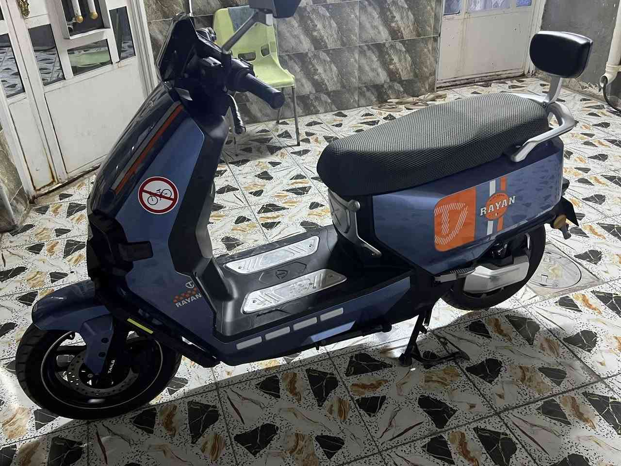 دراجه شحن للبيع شركه الريان بعده جديده ما ماشيه بيها فقط بطاريه واحده واقفه عنوان بغداد المحموديه للاتصال على هاذا الرقم ***********
