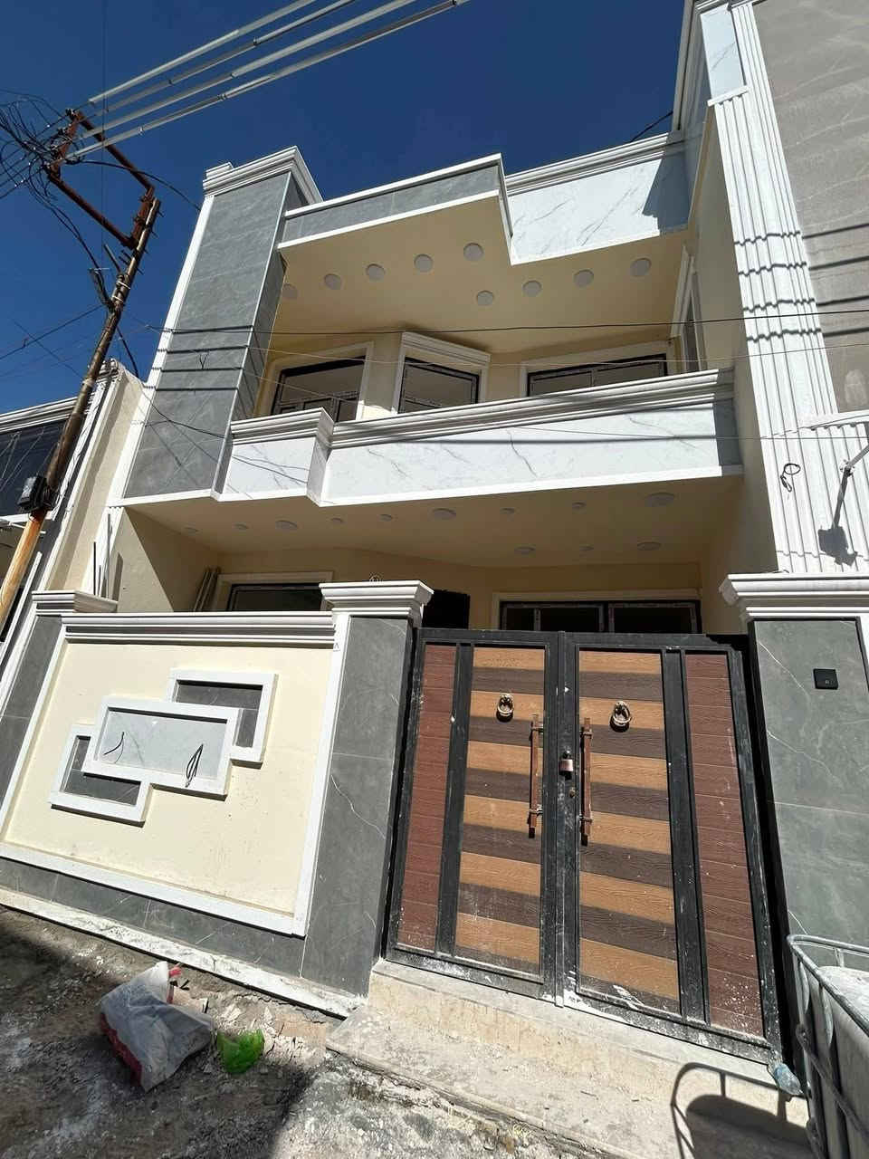 بسم الله ماشاءالله
🏠#دار_للبيع   100متر واجهيه 6،25متر نزال 16متر
  طابقين   بناء حديث وتصميم متكامل ✨️

يحتوي البيت. ع[3غرف نوم -استقبال -صحيات عدد 2- صالة- ومطبخ] البيت شغل درجة اولى 

⬅️مع الخدمات[ماي-كهرباء-تبليط]✨️

🔴ملاحضه البيت قيد الانشاء يتسلم مفتاح 🔑

⬅️نوع العقار  طابو زراعي سند 25 اقرار محكمه 

⬅️العنوان #بغداد_الدوره_البوعيثه   
       مجمع السلطان الثالث
🔴للاستفسار  خاص او الاتصال ع  الرقم 
☎️***********
☎️***********
