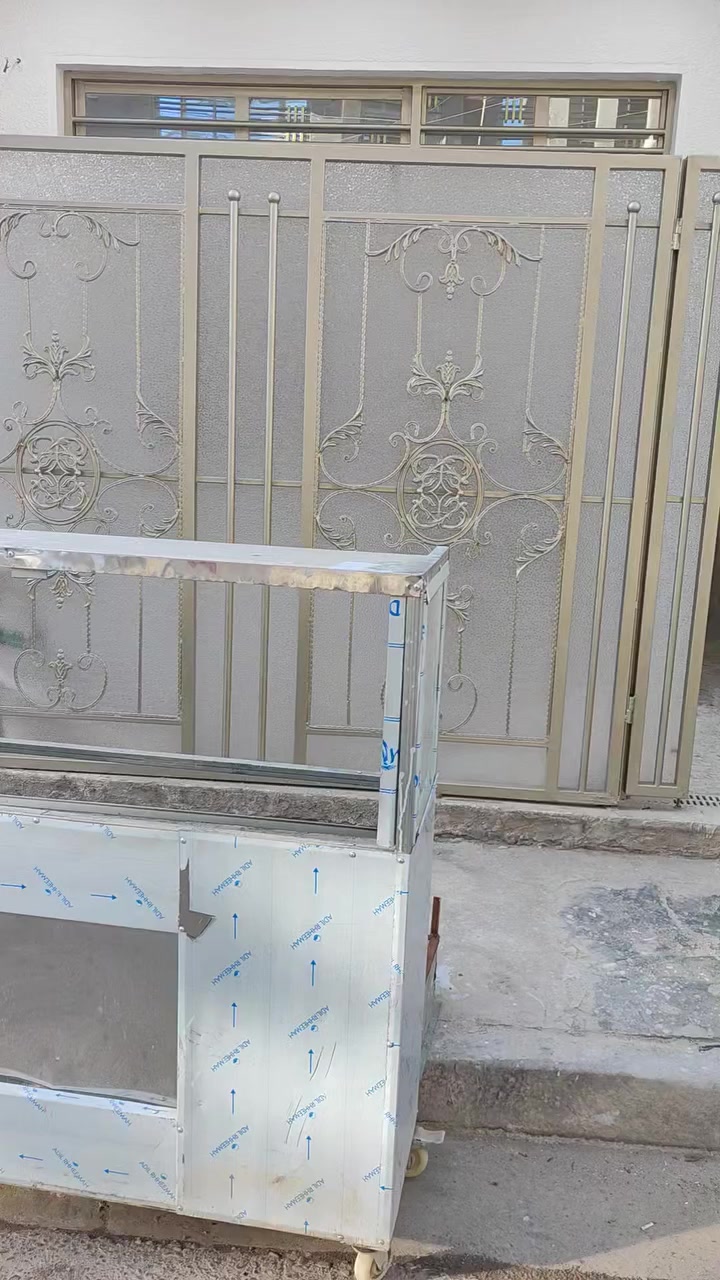 دار للبيع مساحة ٨٠ متر مربع
الواجهة ٥ متر والنزال ١٦ جنس الارض زراعي ملك صرف سند ٢٥ اقرار محكمة
-الموقع. شارع الوائلي ثالث دار داخل الفرع (قريب عن الشارع العام)
_ الخدمات كاملة (ماء ٫كهرباء ٫مجاري، تبليط) مع العلم ان عرض الشارع ١٠ متر
- الطابق الأول :طرمة، صحيات خارجية
مدخلين، استقبال، مطبخ، صحيات داخلية، غرفة
- الطابق الثاني.: غرفة، صحيات، حولي كبير
للاستفيار. الاتصال على مكتب الفجر الجديد الهندسي للعقار والنقاولات
Mobile.***********
 Mobile ***********
