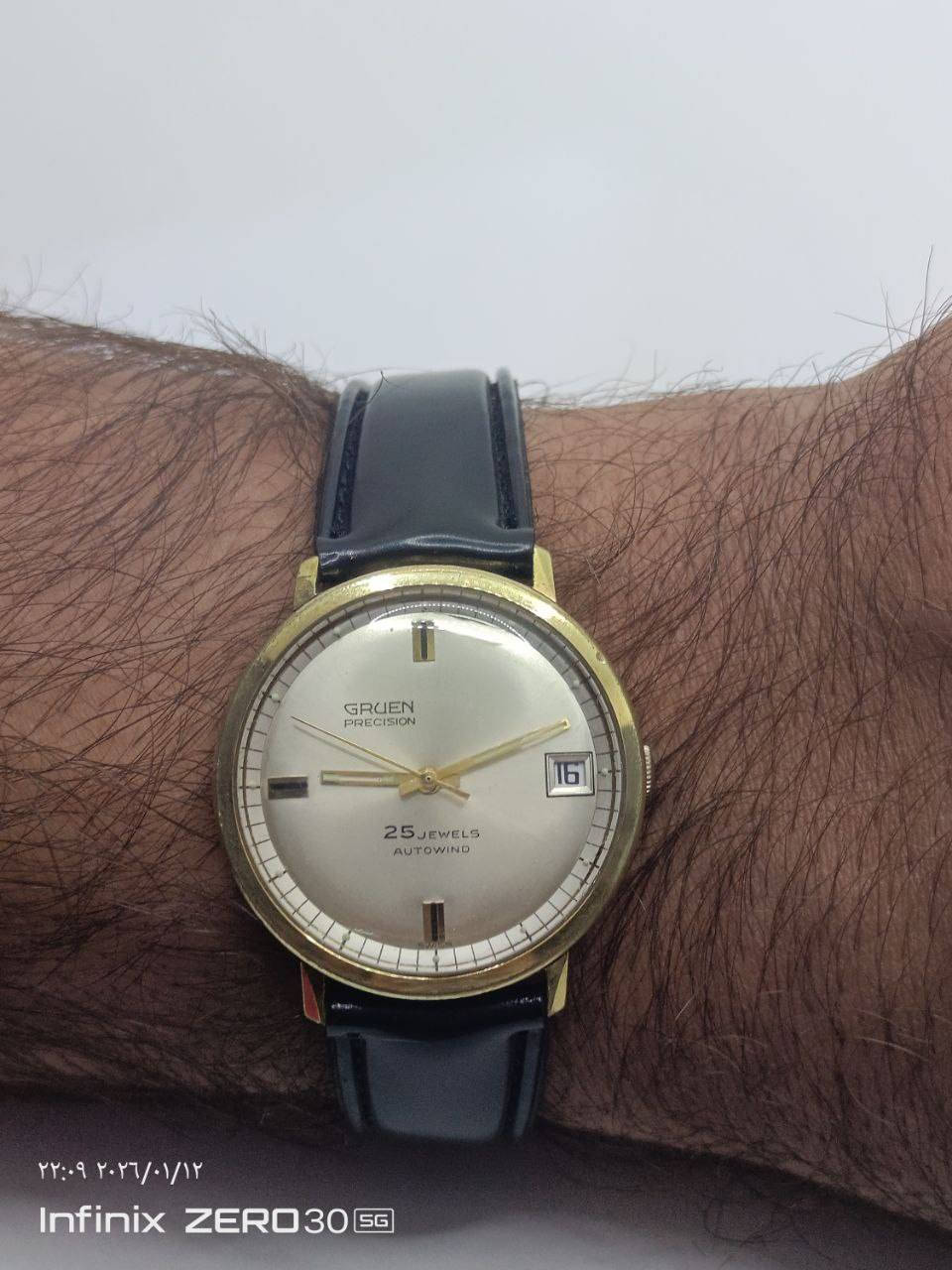 السلام عليكم ورحمة الله وبركاته 
GRUEN 
انتاج 1960
اوتوماتيك 25 حجر 
القطر 35 
السير مستبدل بسير جلد طبيعي 
طلاء ذهب 10 مايكرون 
نضافة الساعة 90% 
ملاحظة اكو خدش اعلى الجامة ما حبيت ابدلهة لأن مالتهة الأصلية 
للاستفسار على الخاص او على الرقم ***********
