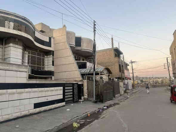 بيت طابقين الواجه ٩٠٧٥ م النزال ١٤.٢٥ م  المساحة ١٣٩ واقع حال يحتوي على مدخلين وكراج كبيروحمام خارجي ودرج خارجي اضافي مرمر للطابق الثاني.  مدخل مطبخ بعده هول وحمام ارضي وغرفة نوم كبيرة وصاله كبيرة بمدخل خاص ومنور عدد اثنين ودرج داخلي وهول للطابق الثاني وحمام علوي وثلاث غرف نوم اثنان للامام مع ابواب للبالكون وغرفة للخلف.. الغرف بمساحات كبيرة ودرج للبيتونه مع سطح كبير يعني البيت يحتوي أربعة غرف نوم والبيت بحالة جيدة جدا 
الموقع شهداء البياع شارع المضخه الثاني  يبعد عن الشارع الرئيسي بيتين 
للتواصل ***********
