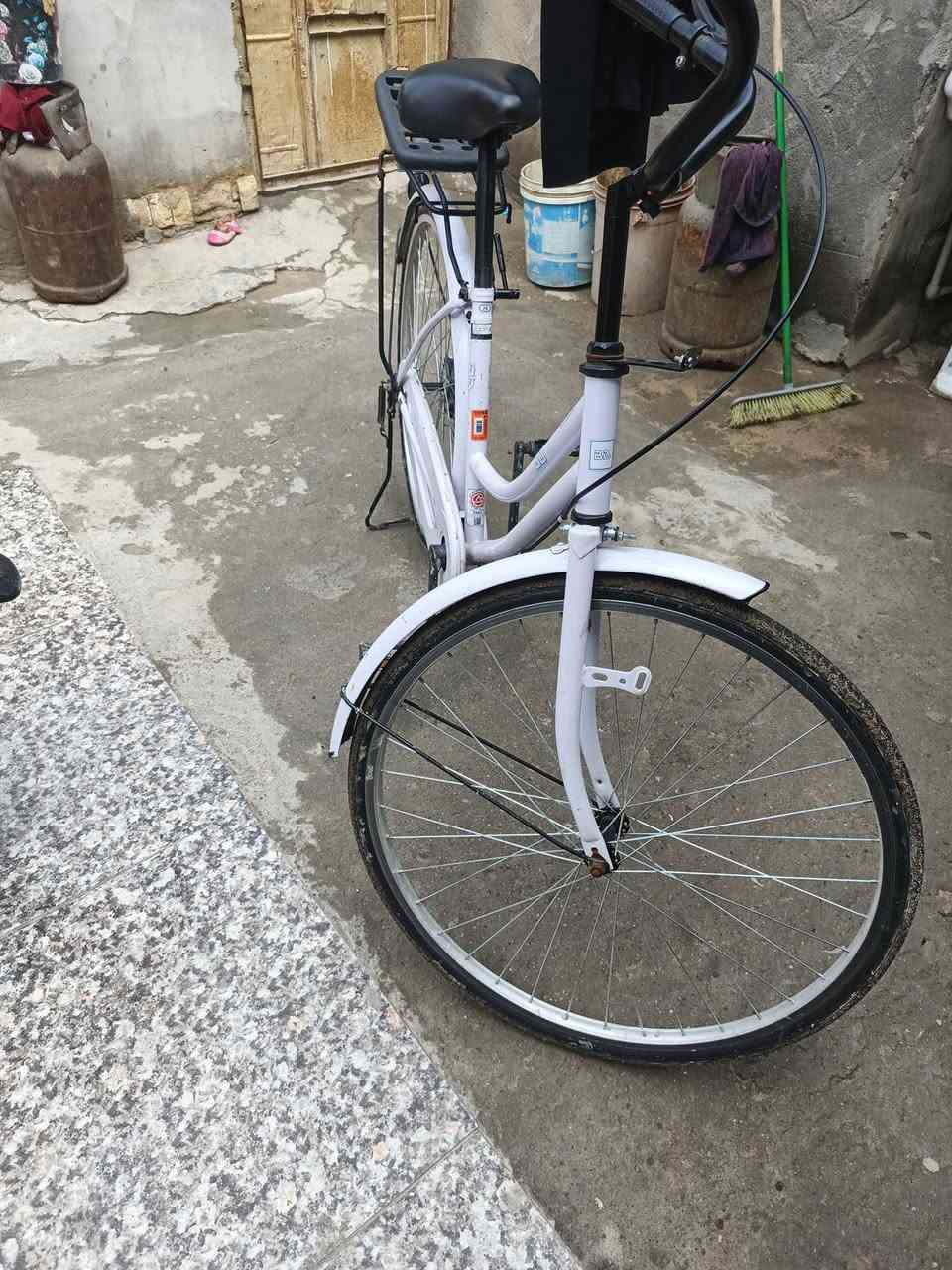 سلام عليكم شباب بيسكل وديل20 بيسكل نضيف كدام العين عوزه بس بريك كدام  ويكمل مكاني حي الثوره سعره البيسكل ب100وبي مجال قليله *********** وذا اكو دراجه مروس يدز
