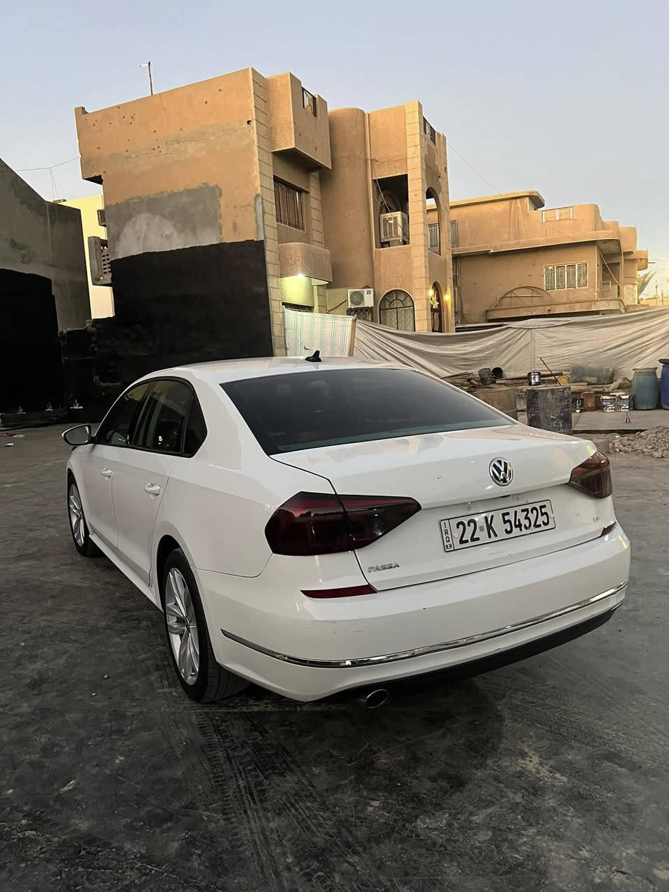 السلام عليكم ، للبيع فقط 

                                                          PASSAT  TSI
موديل 2019
فتحة
وارد امريكي 
لون ابيض  
داخل اسود
ماشية 139 الف ميل
فئة فوول فول 
قوة محرك 2000 تيربو 
بصمة تشغيل 
ابواب بصمة 
تبريد قطعتين 
لايت لد زينون
شاشة كبير 
كامرة خلفية
رادار امامي 
رادار خلفي 
نقطة عمياء
اشاير مري 
توقف ذاتي 
كشن جلد 
كشن كهرباء
نظام كير اوتو + عادي 
ويل كروم حجم 19
تحكم استيرن جهتين 
نظام سماعات مظخم
ضرر السيارة بارد بالجاملغ الايسر و صبغ وبارد على كد شبر بالجنطة 
نسبة نظافة ماشاءالله 95%
سيارة جاهزة من كل النواحي 

ملاحظة السيارة 
كير +محرك +حجر صالنصة كله 100% 
السعر 151 ورقة
مكان السيارة الفلوجة
للتواصل ***********
