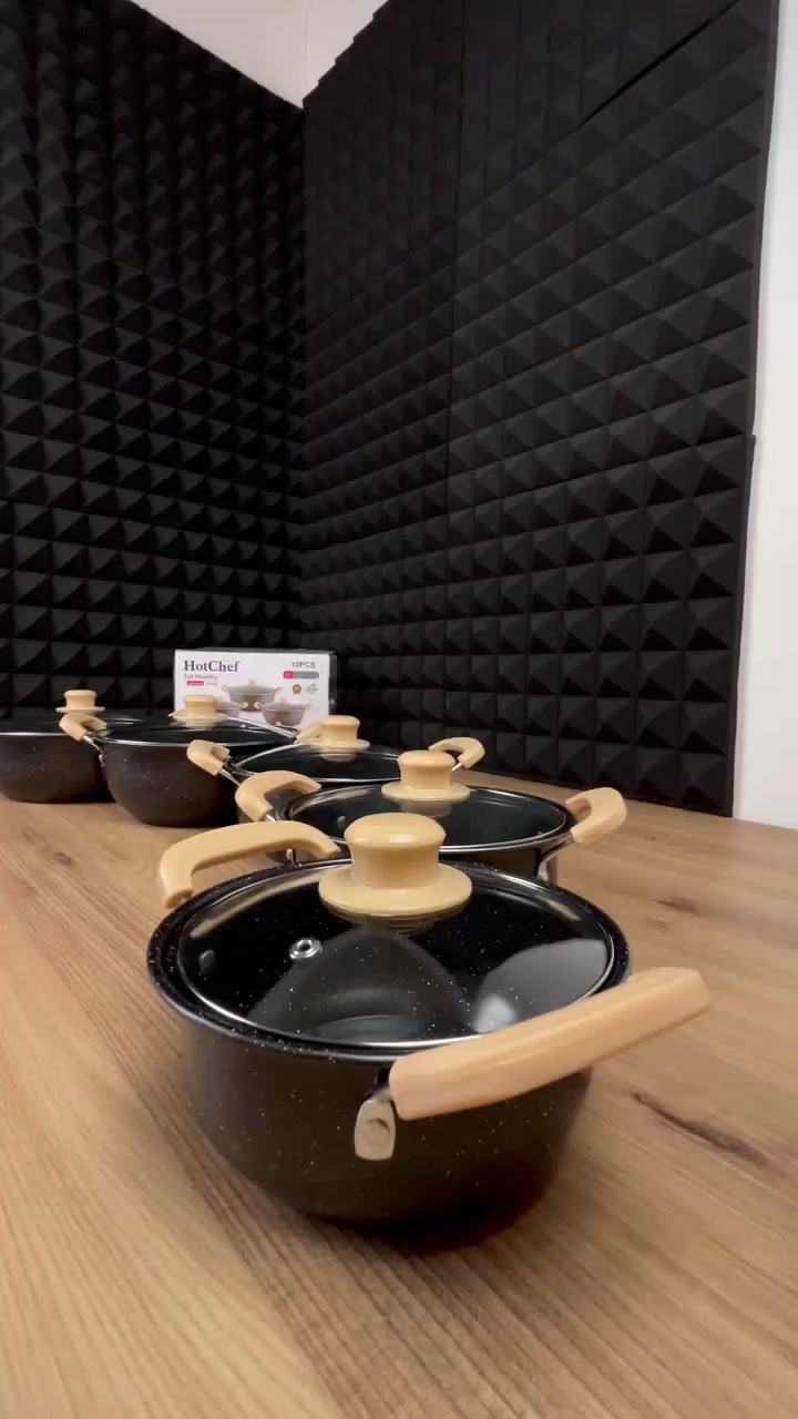 سيت قدور ماربل 5 قطع HotChef بأغطية زجاج حراري

الاستخدامات:

طهي الرز، المرق، الشوربات، واليخنات بمختلف أنواعها.

تحضير المعكرونة، السلق، وطهي الخضار واللحوم.

مناسب للاستخدام اليومي في المطبخ المنزلي.

مثالي للعائلات الصغيرة والمتوسطة.

يمكن استخدامه على مواقد الغاز التقليدية.

المميزات:

سيت مكون من 5 قدور بأحجام مختلفة:

18 + 20 + 22 + 24 + 26 سم.

طلاء داخلي وخارجي ماربل غير لاصق عالي الجودة.

خالي من مادة PFOA الضارة.

توزيع متساوي للحرارة لنتائج طهي أفضل.

أغطية زجاج حراري مقاومة للحرارة مع فتحة بخار.

مقابض جانبية عازلة للحرارة بتصميم مريح وآمن.

سطح مقاوم للالتصاق وسهل التنظيف.

مناسب للغسل اليدوي وغسالة الصحون.

لون أسود مرقط بتصميم أنيق وعصري.

محتويات الصندوق:

5 قدور بأحجام مختلفة (18 – 20 – 22 – 24 – 26 سم).

5 أغطية زجاج حراري.

الملاحظات:

غير مناسب للاستخدام على مواقد الحث (Induction).

لا يُستخدم داخل المايكروويف.

يفضل استخدام أدوات خشبية أو سيليكون للحفاظ على الطلاء.

بلد المنشأ: الصين.

قياس الكارتون:

- طول 27 سم
- عرض 27 سم
- ارتفاع 20 سم


**إذا كنت صاحب هذا الإعلان وتريد حذفه لأي سبب، رجاءا أرسل رسالة إلى الدعم الفني**