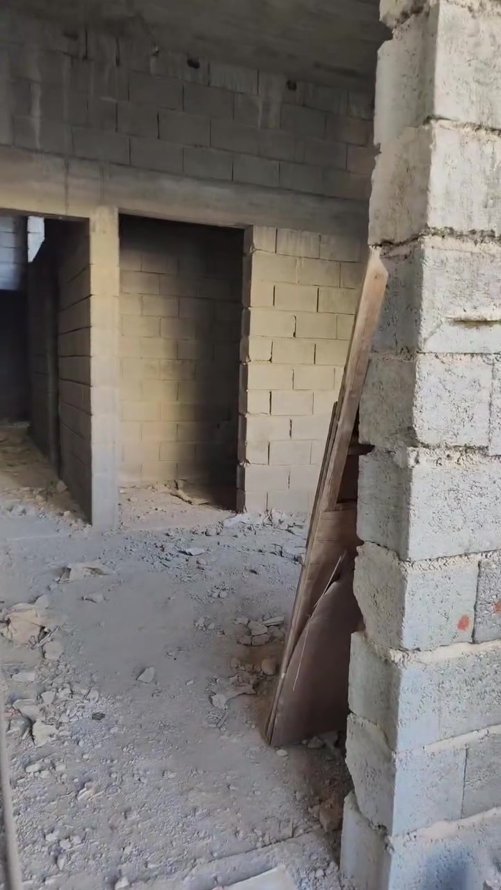 هيكل للبيع 200 متر  فرع مول حسين الفرع ال3 على ايدك اليسره جميع خدمات متوفرة ماء مجاري كهرباء تبليط للاستفسار ***********

