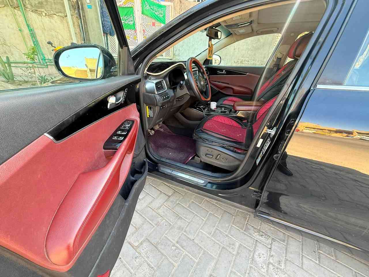 كيا سورينتو 2017 اعلى فئة  SXS فول مواصفات  1/1 داخل ماروني وارد امريكي سرقة وتبديل 3 قطع بدون حادث 
محرك 6 سلندر (3.5L) 
 تايرات وبطارية جديدة. 
المواصفات:
- سقف بانوراما
-تشغيل بصمة
- فول تحكم ستيرن 
-كراسي الأمامية كهرباء 
- تدفئة / تبريد 3 قطع 
- تدفئة  كراسي
- مثبت سرعة 
- سماعات محيطي-infinty 
- مري شفط 
- صندوق كهرباء
- شاشة ابل كاربلاي - Apple CarPlay
- نظام ترحيب 
- نظام فور ويل درايف
- داخل نضيف جداً
- ٤ وضعيات قيادة
- حساسات امامي خلفي
وبعد بيها هواي مواصفات ما مذكورة. 
السعر 168
للتواصل ***********

