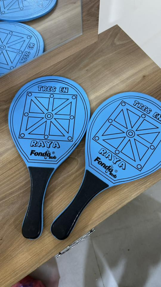 مضارب اليفيدنه ينطي بيهن سعر
هذه مضارب شاطئية (Palas de playa)، وتُستخدم للعب لعبة تُعرف باسم:
كرة المضرب الشاطئية / Palas / Beach Paddleball
 • تُلعب عادةً على الشاطئ بين شخصين أو أكثر
 • الهدف هو تبادل ضرب الكرة بين اللاعبين دون أن تسقط على الأرض
 • لا تحتاج لشبكة مثل التنس، وغالبًا تُلعب بشكل ترفيهي
Benidorm المضرب تشير لمدينة إسبانية


**إذا كنت صاحب هذا الإعلان وتريد حذفه لأي سبب، رجاءا أرسل رسالة إلى الدعم الفني**