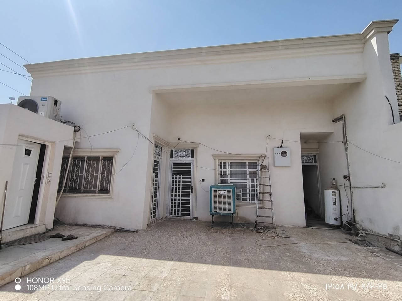 السلام عليكم بيت ركن للبيع مساحته 200 متر طابقين المكان حي الحسين الجديد يم مدرسة ثوره العشرين رقم *********** صاحب البيت
