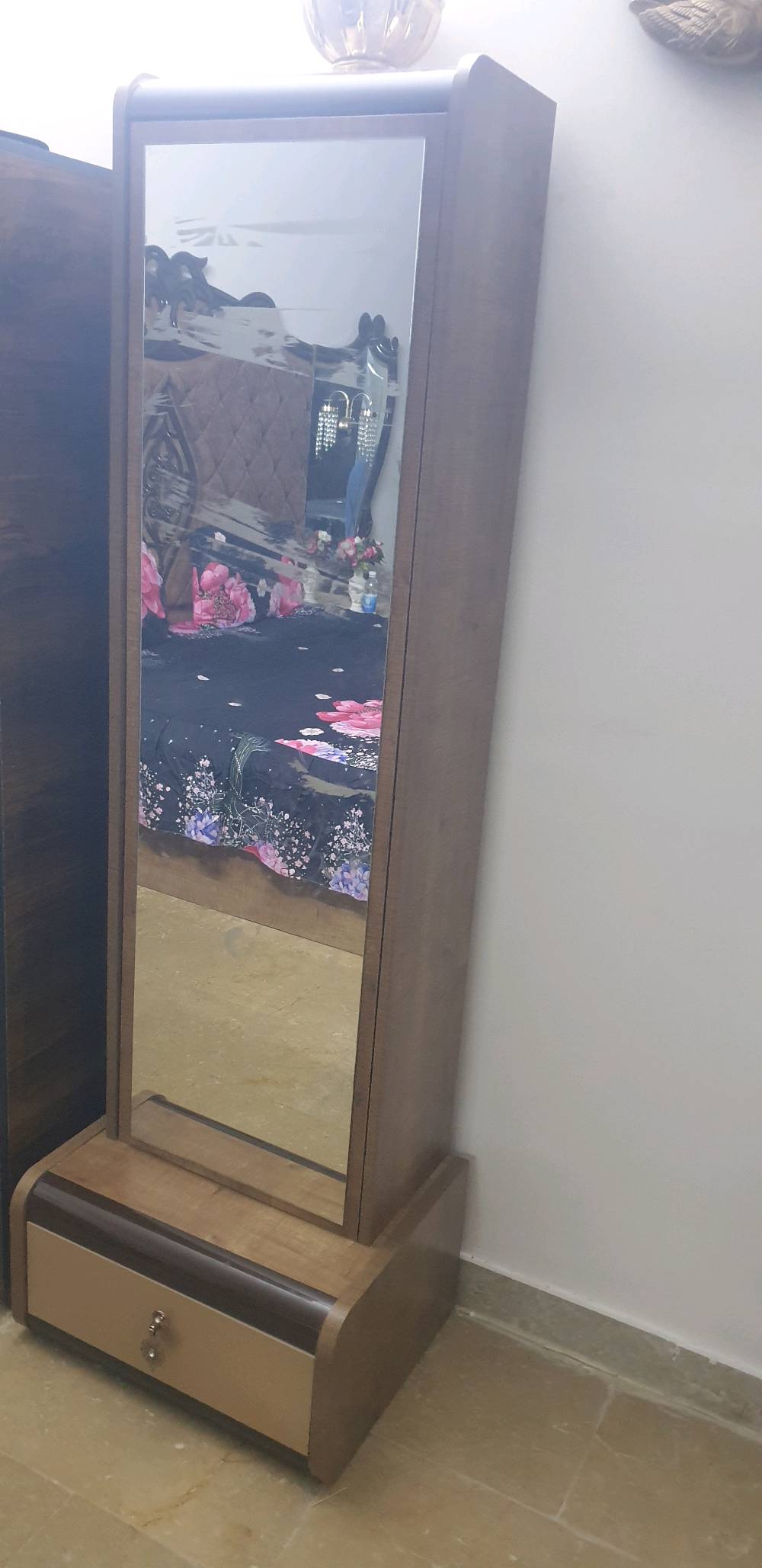 غرفه تركي للبيع
ممكن تذكرون الموديل أو اسم الغرفة إذا معروف، وشنو المقاس تقريباً: نفرين لو نفر ونص؟: 
غرفه تركي 8 قطع 
حالتها شلون؟ بيها خدوش، كسر، تلف بالزجاج/المرايات، أو استعمال قليل؟: 
نضيفه كلش مابيها خدش
وين مكانها بالضبط حتى المشتري يعرف إذا يگدر يجي يشوفها أو يرتب النقل؟: 
ابو غريب
السعر شامل التفكيك والنقل لو على المشتري؟ وهل بي مجال بسيط للتفاوض؟: 
بيها مجال 