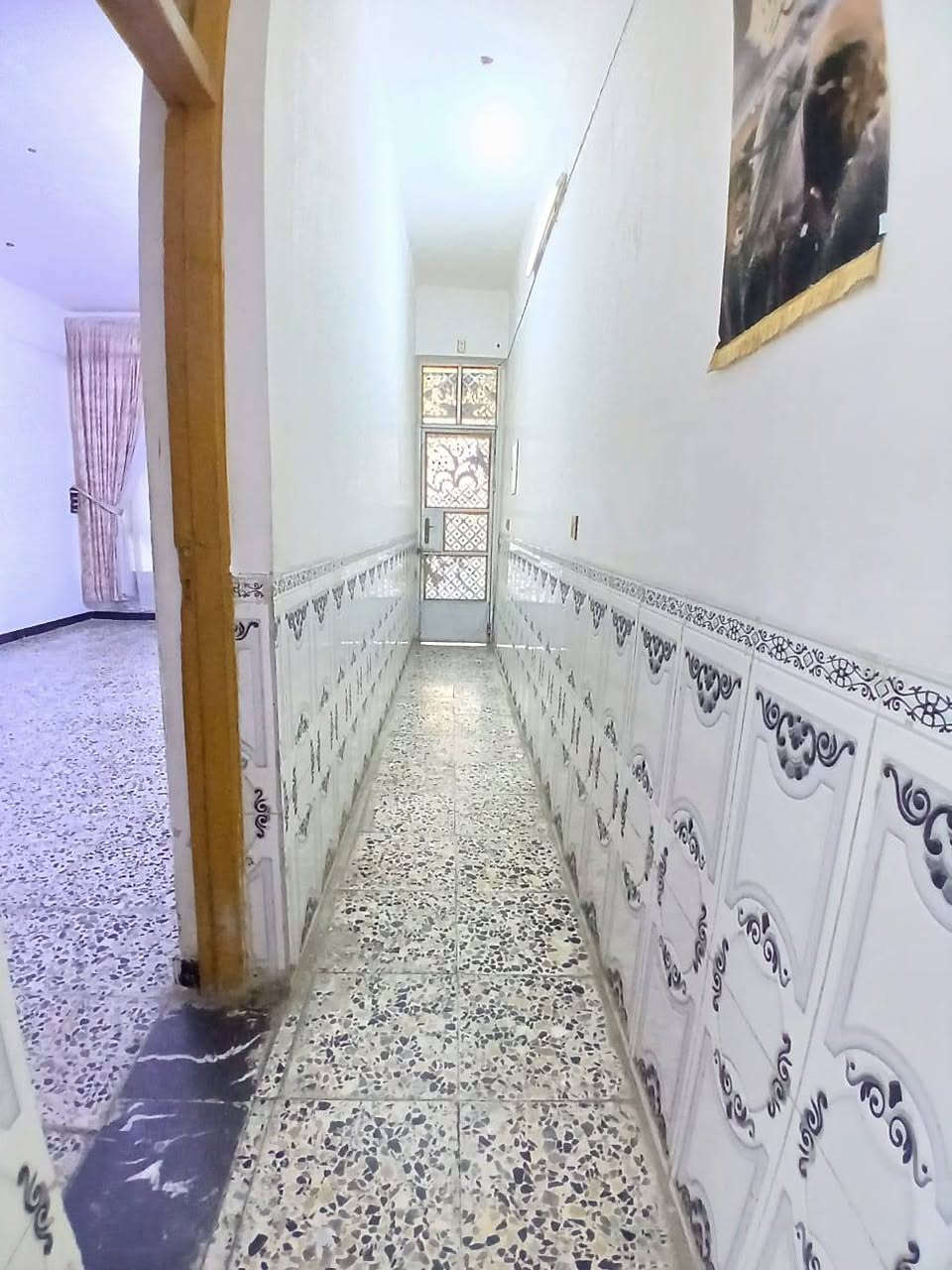 السلام عليكم بيت للبيع  زراعي موقعه مميز قرب شارع تقاطع مشتل -بلديات  منطقة البلديات   قرب مجسر الجديد
مساحه البيت 130 متر
يحتوي المنزل على استقبال وثلاث غرف نوم اثنين ترك وثلاث حمامات ويحتوي على سطحين ومطبخ وكراج 
رقم للاستفسار ***********
