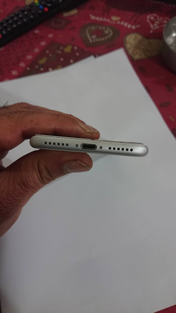 للبيع ايفون 7 نضيف جدا لامفتوح ولا مصلح  ولابي شخوط وبطاريه مال الشركه مامبدله  ينفع الي عنده شاشه كاربلي السعر 100 الف ***********
