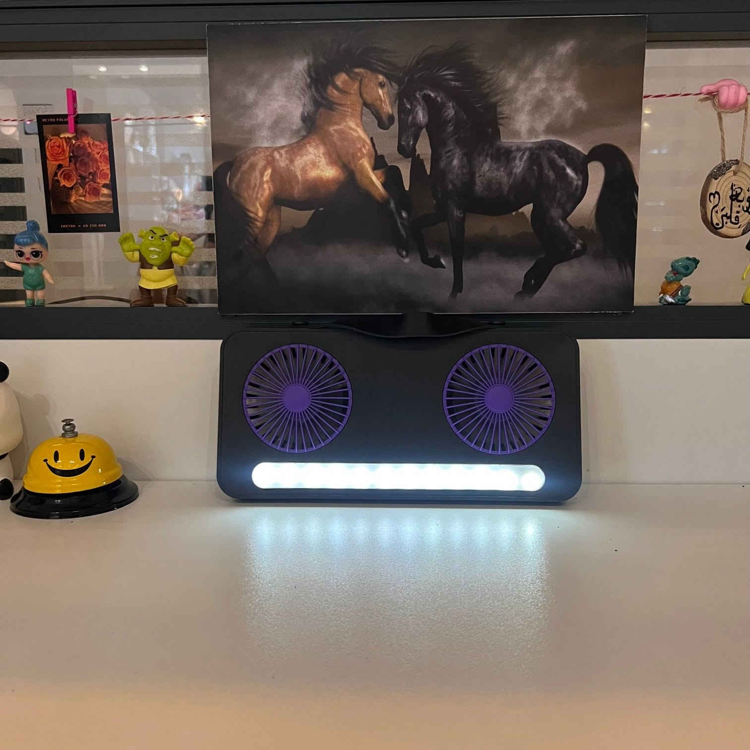 مروحة مكتبية مزدوجة USB مع إضاءة LED – Dual Head Fan S32

• مروحة مكتبية مزدوجة الرأس مزودة بإضاءة LED، مناسبة للاستخدام على المكتب أو الطاولة مع تصميم عملي متعدد الوظائف.

• تحتوي على مروحتين مزدوجتين لتوزيع الهواء بشكل أفضل.

• مزودة بإضاءة LED مدمجة قابلة للتشغيل والإيقاف.

• 3 مستويات لسرعة الهواء (منخفض – متوسط – قوي).

• شفرات مروحة بعدد 5 لكل مروحة.

• تصميم منخفض الضوضاء (Low Noise).

• تعمل عبر منفذ USB بجهد تشغيل 5 فولت.

• اسم المنتج: USB Dual-Head LED Desk Fan
• الموديل: S32
• نوع المنتج: مروحة مكتبية مزدوجة مع إضاءة LED
• مصدر الطاقة: USB
• جهد الإدخال: 5V
• تيار الإدخال: 0.5 – 1A
• جهد الخرج: 5V
• قدرة الخرج: 2 – 3W
• عدد السرعات: 3 مستويات
• عدد الشفرات: 5 شفرات
• البطارية: غير قابلة للإزالة (Non-removable)
• أبعاد: 25 × 12 سم
 #مجمع_لافندر_للتسوق_الالكتروني


**إذا كنت صاحب هذا الإعلان وتريد حذفه لأي سبب، رجاءا أرسل رسالة إلى الدعم الفني**