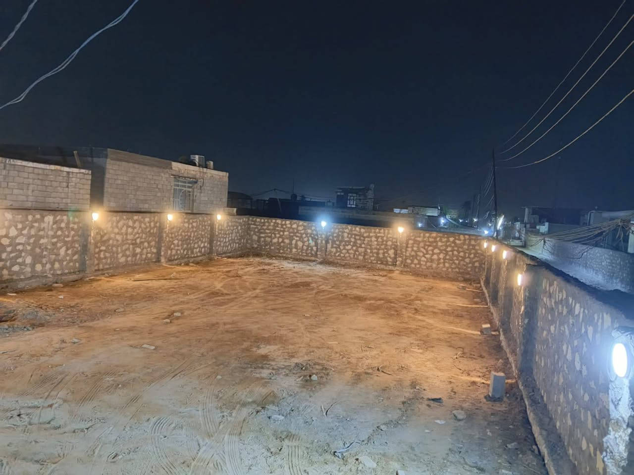 ‏عرصة 400 متر للبيع طابو زراعي سند 25 
‏واجهه 29 متر ونزال 14 متر 
‏سياج حجر وباب كبير وبلوعة وحمام 
‏( كهرباء --  ماء ) متوفر بيهه ومدفوع اشتراكاتهن 
‏(الحمام ماااكامل باقي ع النص)
‏علوة الفحل خلف شارع الفلل 
‏شارعهه 8 متر 
‏السعر 37 وبيهه مجال 
‏بدون دلال اني صاحب الأرض 
‏***********
