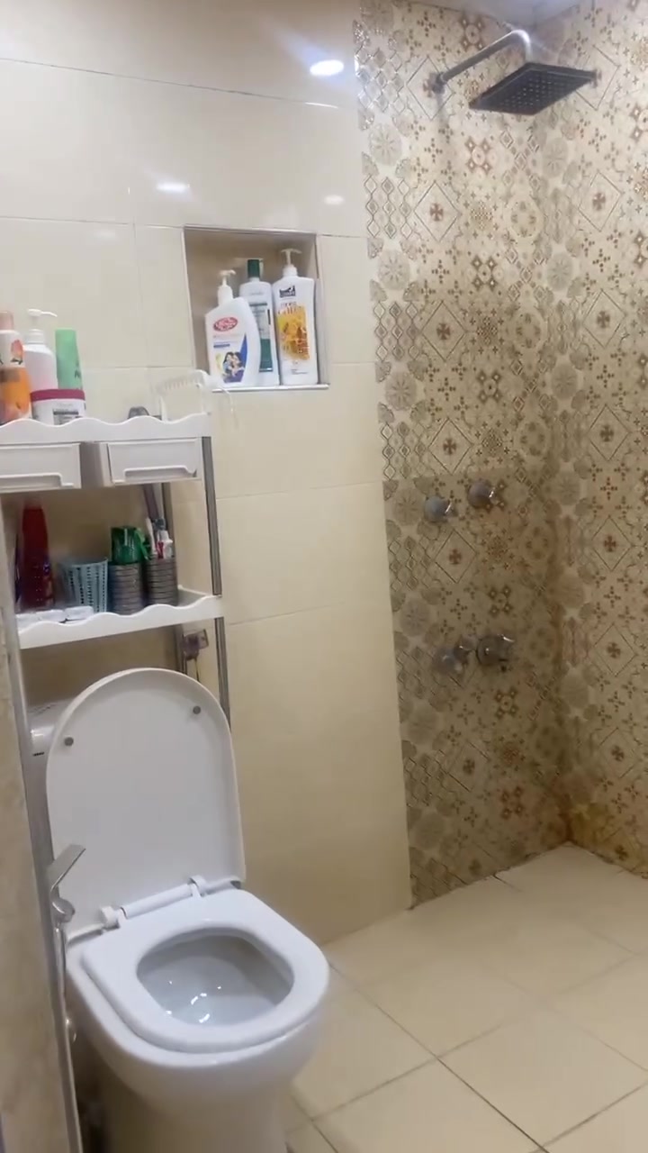 بيت 100 متر واجهه 5 نزال 20 الزعفرانيه الاربع شوارع بلزراعي مال حجي جعفر طابقين 3 غرف نوم وخدمات عدد2 وخدمات خارجيه وطرمه اللبيت سند 25 وكاله ام الصوره خدمات كامله شارع تبليط قريب عل الشارع العام السعر 145 مليون رقم الهاتف ***********
