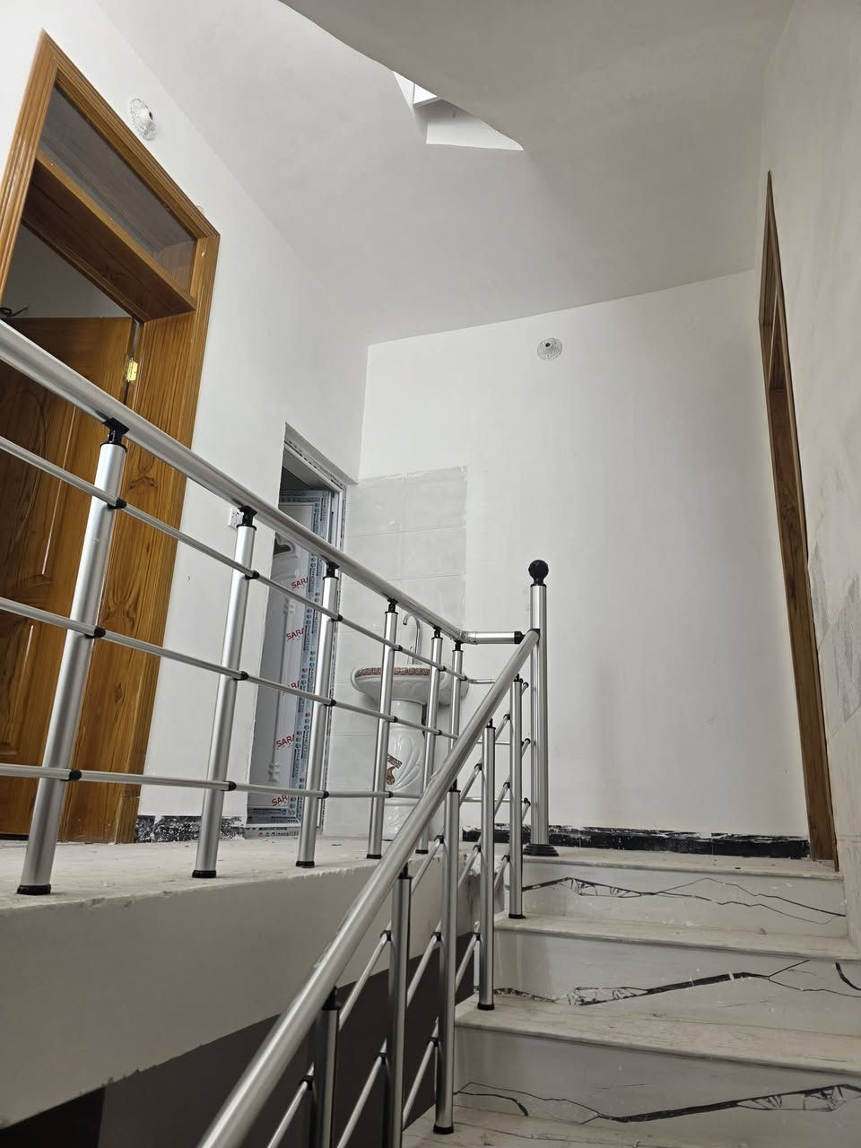 بيت ٧٥م طابقين للايجار يحتوي على استقبال وصاله ومطبخ وصحيات والطابق الثاني غرفتين نوم زائد صحيات بحي موسى الكاظم قرب فندق البارون للإستفسار ***********او ***********
