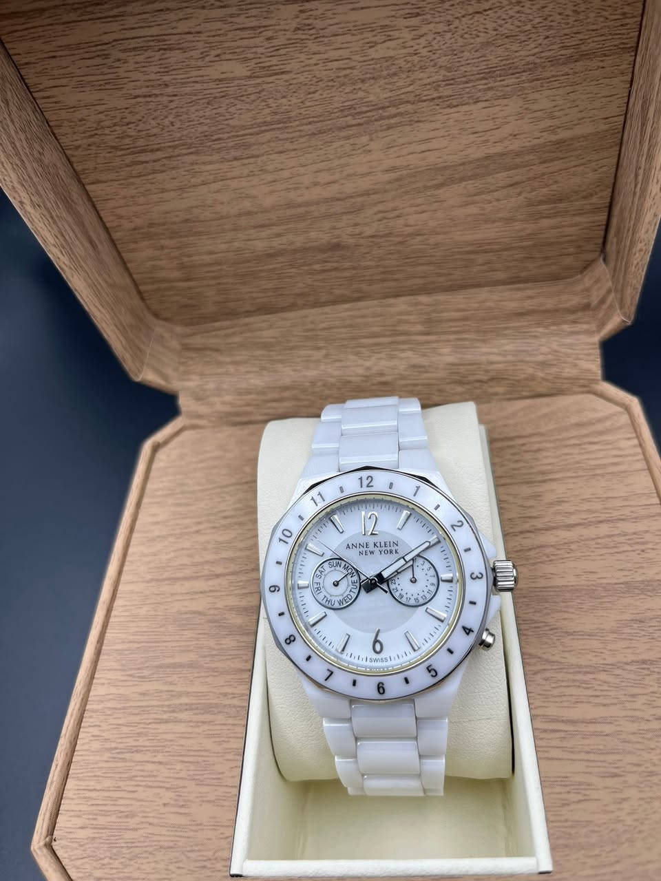 آن كلاين نيو يورك …. Anne Klein New York
الصناعه : سويسري اصلي 
الحركه : كوارتز 
المواصفات :
ساعه جديد لوك تقريبا سيراميك بالكامل 
ماركه مميزه وعريقه سناتر 
القطر : 38m 
السعر : 115 $ ….. توصيل مجاني 
التواصل :
خاص ( ماسنجر ) 
او …. إتصال مع واتساب  ***********

#البصراوي
#للساعات
#اختيارك 
#الامثل
