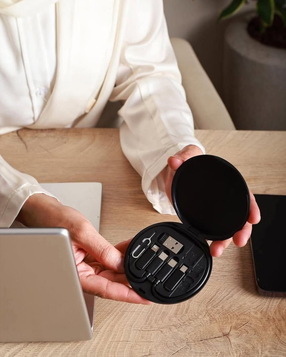 ‏السلام عليكم و رحمة الله 👋🏼
‏
‏طقم كوابل متعدد الوضائف 🧰
‏
‏يأتي في علبة صغيرة ومستديرة مما يجعله سهل الحمل والتخزين ومناسبًا للسفر والاستخدام اليومي🛠️
‏
‏يحتوي على كابل شحن قصير من نوع USB-C، وهو القاعدة الأساسية لتوصيل المحولات 🔗
‏
‏يتضمن عدة محولات صغيرة تسمح بتحويل الكابل الأساسي ليتوافق مع منافذ شحن مختلفة مثل :
‏
‏من USB-C إلى Lightning: لشحن أجهزة آبل (آيفون، آيباد)📱
‏
‏من USB-C إلى Micro USB: لشحن الأجهزة القديمة التي تستخدم منفذ مايكرو USB 🖨️
‏
‏من USB-C إلى USB-A: لتحويل منفذ USB-C إلى منفذ USB-A التقليدي للاتصال بأجهزة الكمبيوتر أو الشواحن التي تحتوي على هذا المنفذ 🖥️
‏
‏يتضمن أداة اخراج شريحة SIM من الهواتف الذكية🧷
‏
‏يهدف هذا المنتج على تقديم شحن شامل في حزمة واحدة مما يقلل من الحاجة لحمل كابلات ومحولات متعددة بشكل منفصل🎒

‏📌للحجز و الاسفسار الرجاء مراسلتنا على بريد الصفحة📮
‏📌يوجد توصيل لكل المدن بأذن الله 🚢


**إذا كنت صاحب هذا الإعلان وتريد حذفه لأي سبب، رجاءا أرسل رسالة إلى الدعم الفني**