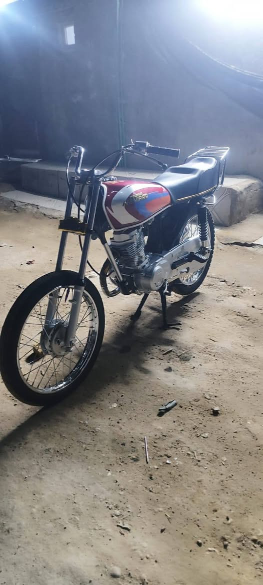 سلام عليكم شباب دراجه للبيع شاصي 18سكنر وتعمير 26محرك طياره كلش حلو دراجه أحله من صور بيه بس العلامه مال تانكي مضروبه سعر خاص خابرني وبيك خير ودلل مو شراي اخيك اطلع كبل ***********
