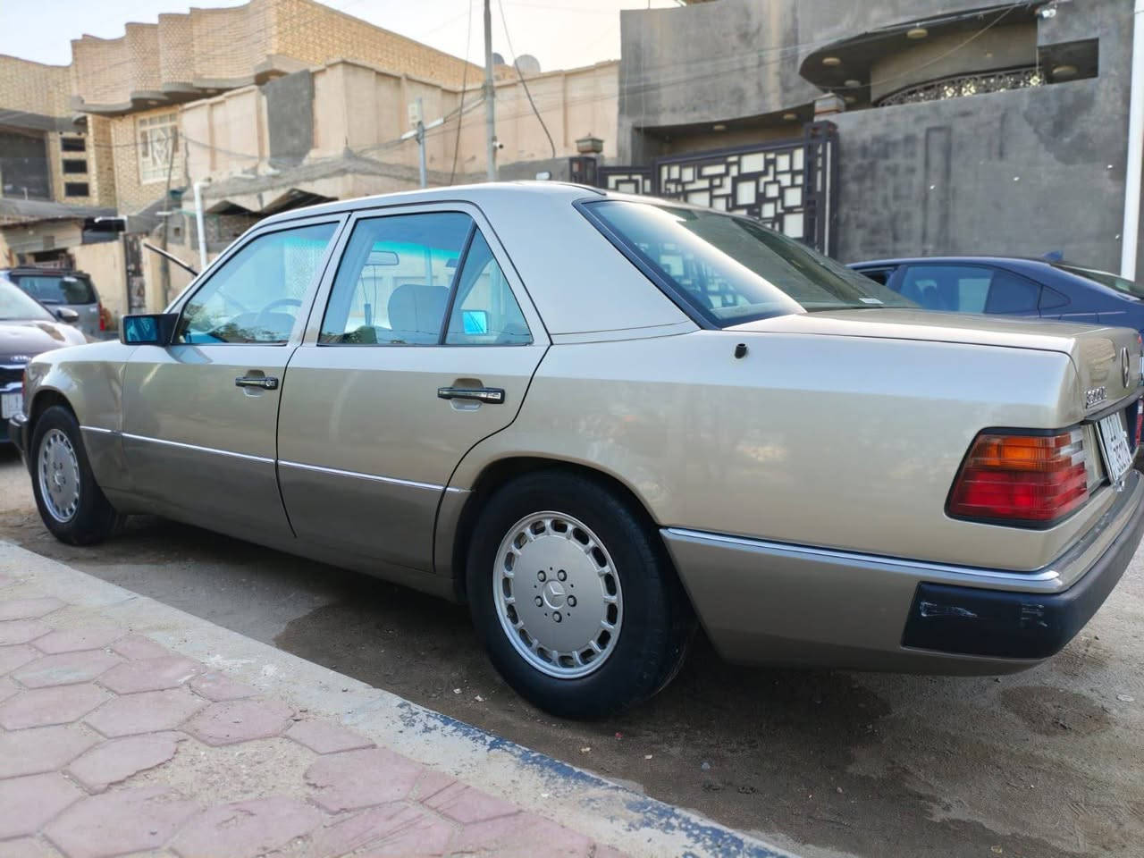 السلام عليكم
مارسيدس دب للبيع 
مكينه و كير 2.5 كفاله 
تبريد شغال 
السياره جاهز ما ناقصها شي 
رقم بغداد انكليزي تحويل ثاني يوم 
السعر 72 و بيها مجال 
لتواصل ***********
العنوان الناصرية المركز
